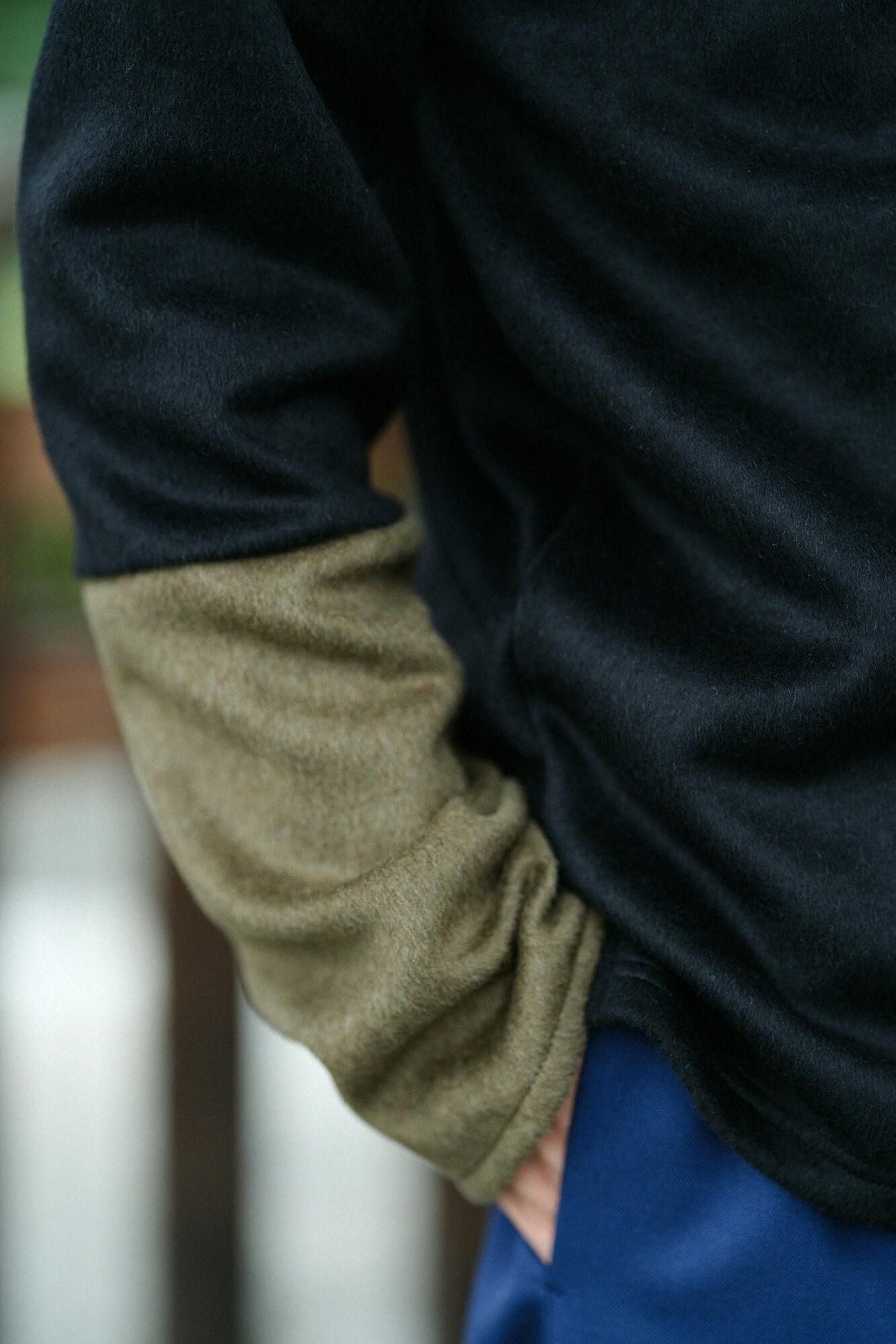 Dual-layered Fleece Knit Bi-color Sleeve V Neck Kantoui / Black × Brownish Green