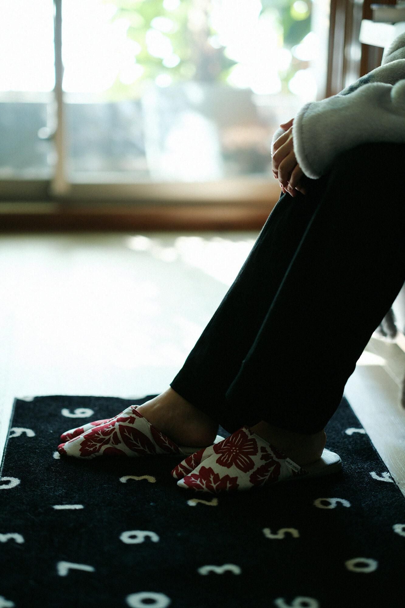 窄版室內分趾拖鞋/版畫