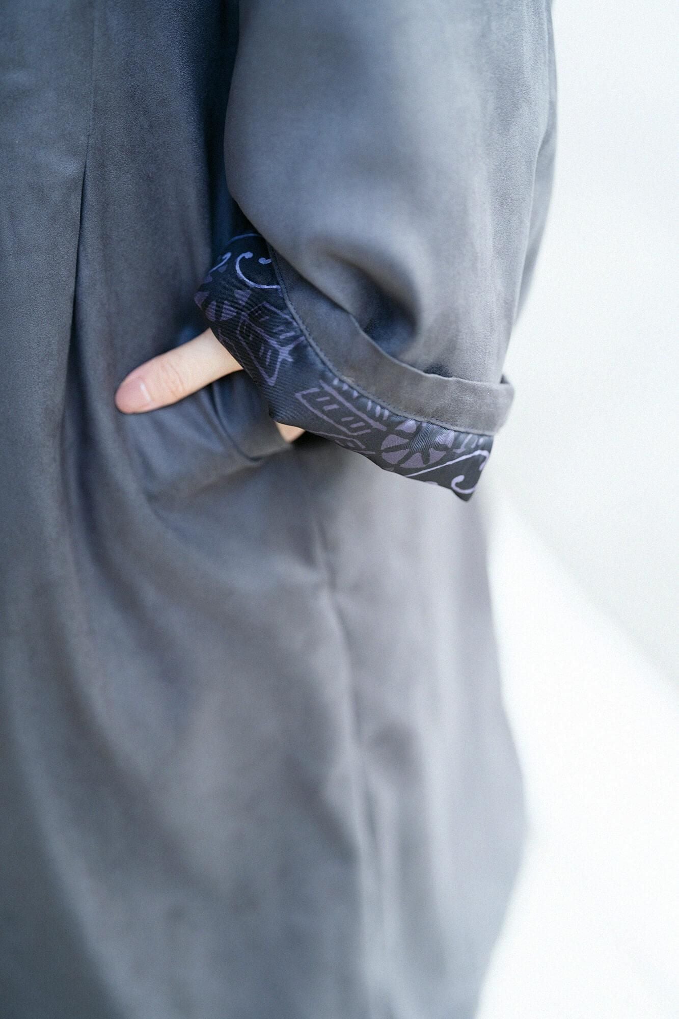 フェイクヌバック 丹前(たんぜん) 中綿袷(なかわたあわせ)/墨色(すみいろ)×環繋ぎ矢車文(かんつなぎやぐるまもん) 写し(うつし)