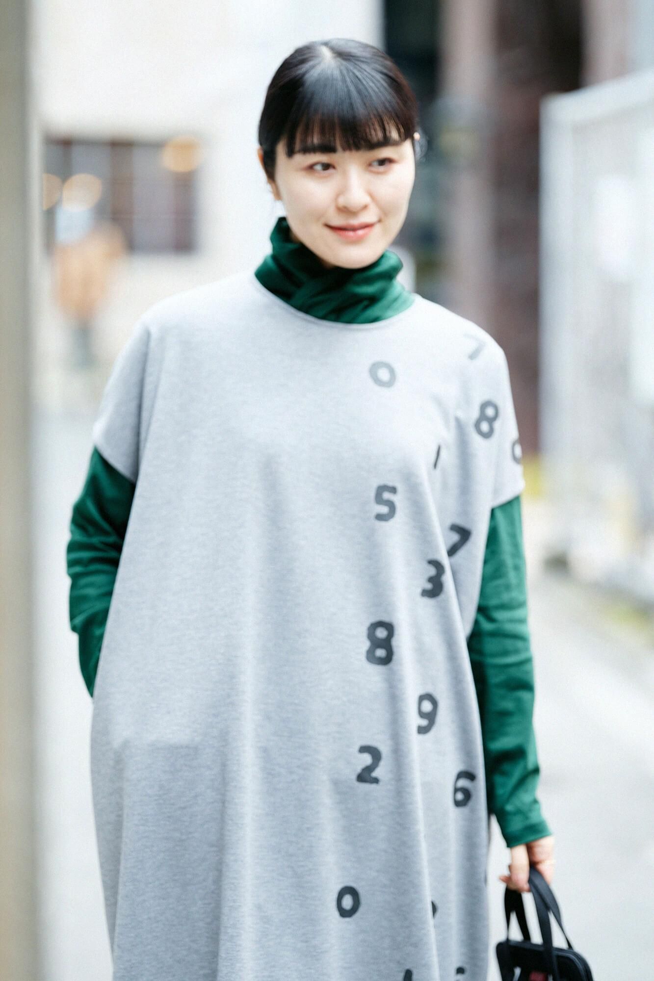 ウール混 両面編(りょうめんあみ) 長方形衣(ちょうほうけい) 肩線(かたせん)/SO-SU-Uと余白(よはく) 杢墨(もくずみ)