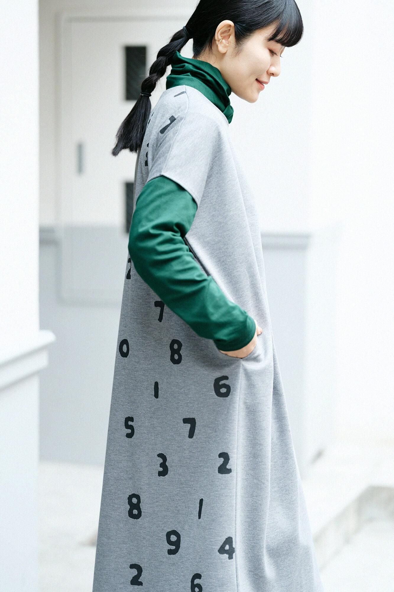 ウール混 両面編(りょうめんあみ) 長方形衣(ちょうほうけい) 肩線(かたせん)/SO-SU-Uと余白(よはく) 杢墨(もくずみ)