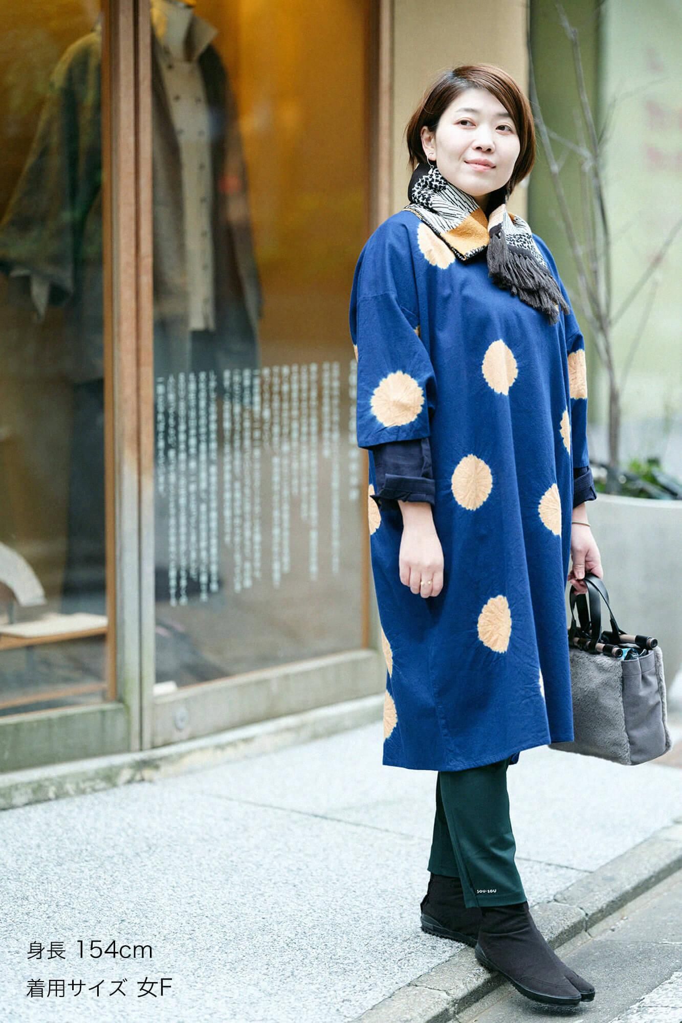 近清紮染 棉毛斜紋織 圓弧袖長方形洋裝/大圓點 寶藍色×黃丹色