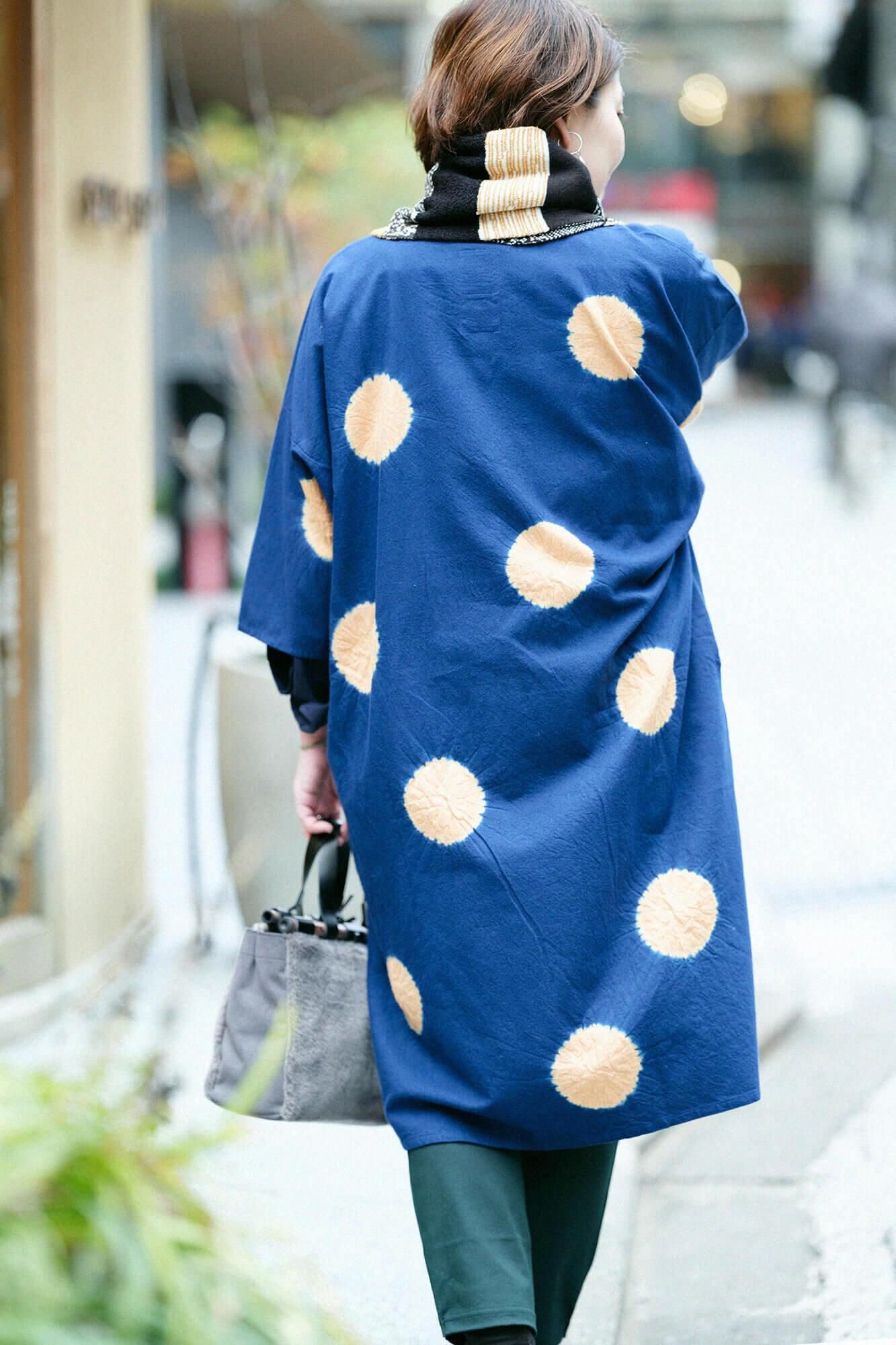 近清紮染 棉毛斜紋織 圓弧袖長方形洋裝/大圓點 寶藍色×黃丹色