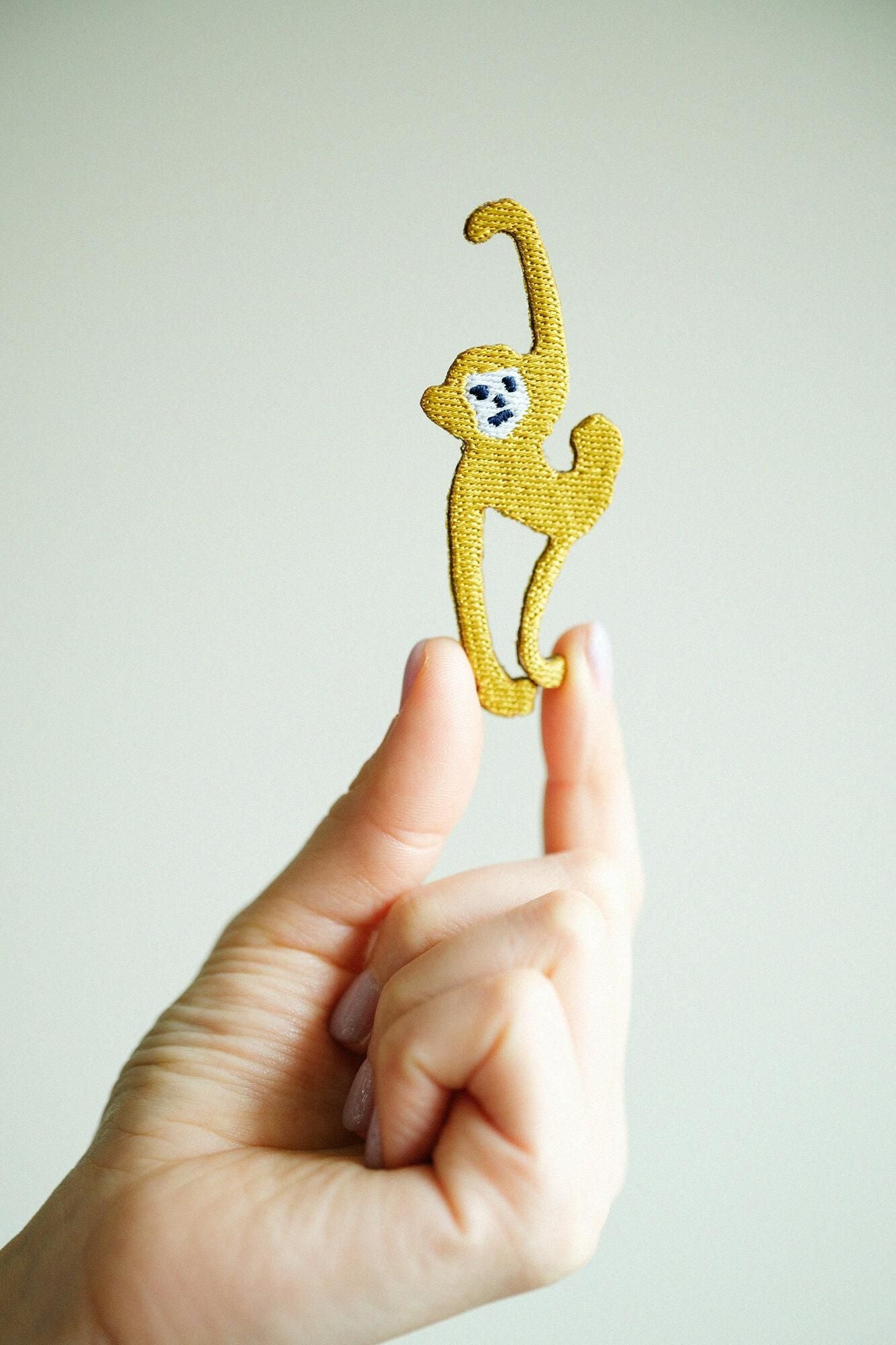 刺繍飾り(ししゅうかざり)/申(さる) 黄金色(こがねいろ)