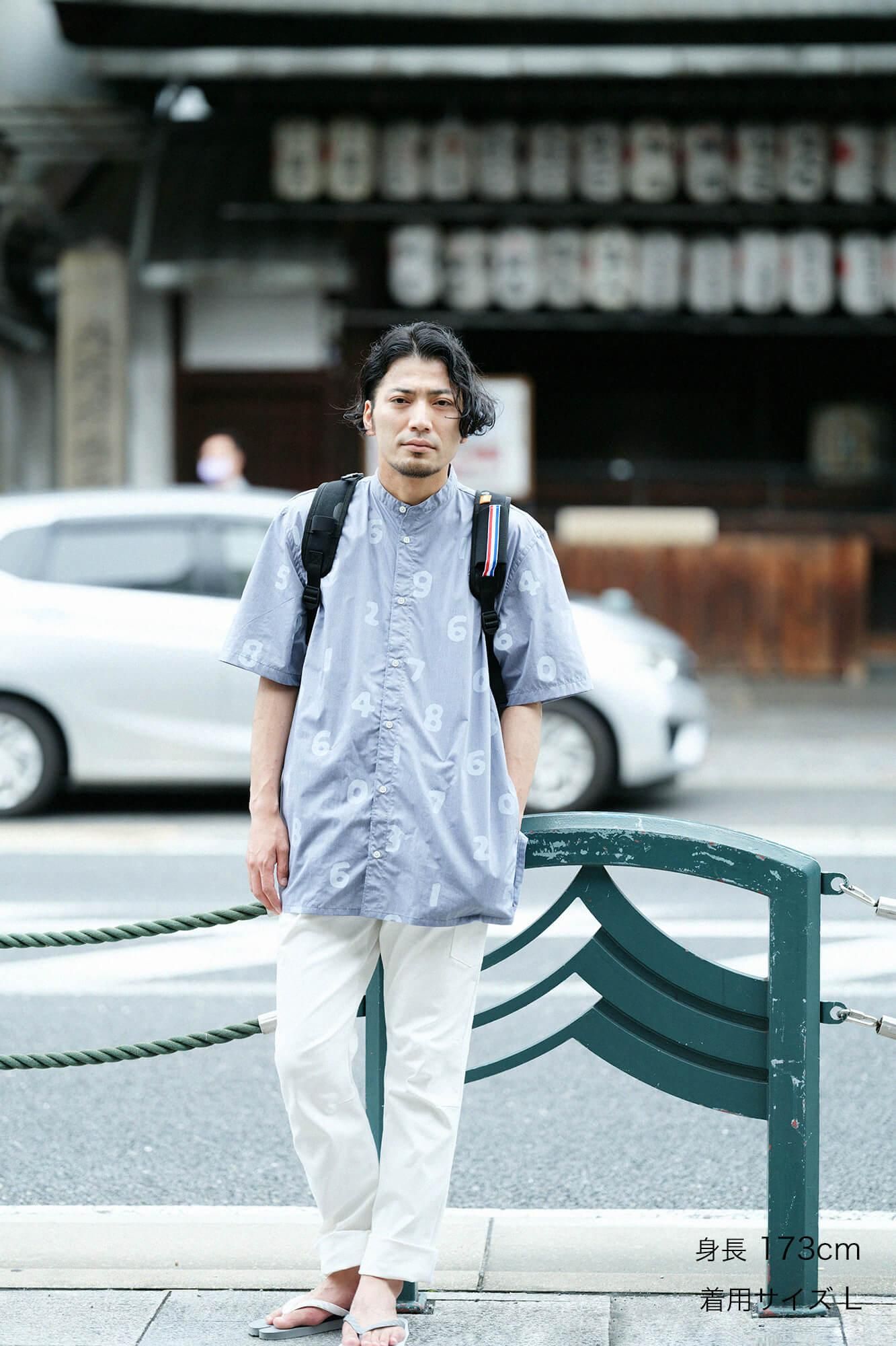 【net限定30%OFF】スタンドカラー半袖シャツ SP/SO-SU-U 紺鼠(こんねず)