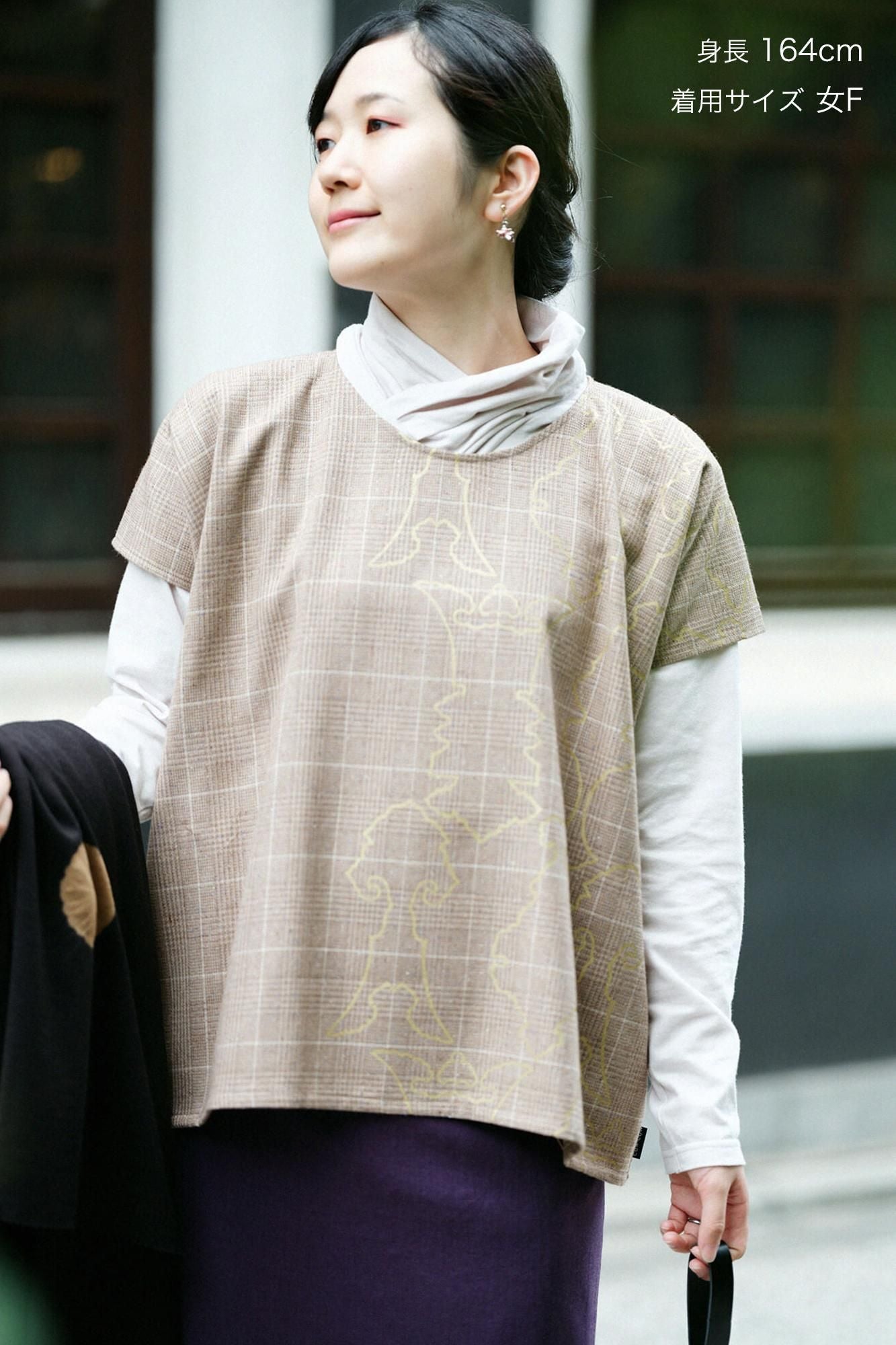 千鸟格编织 (chidori goshiori)、方衣 (shikkui)/装饰金属配件 (soshoku kanagu) 和空白 (yohaku)、柴染多节石南花 (fushizomeiro fushimoku)