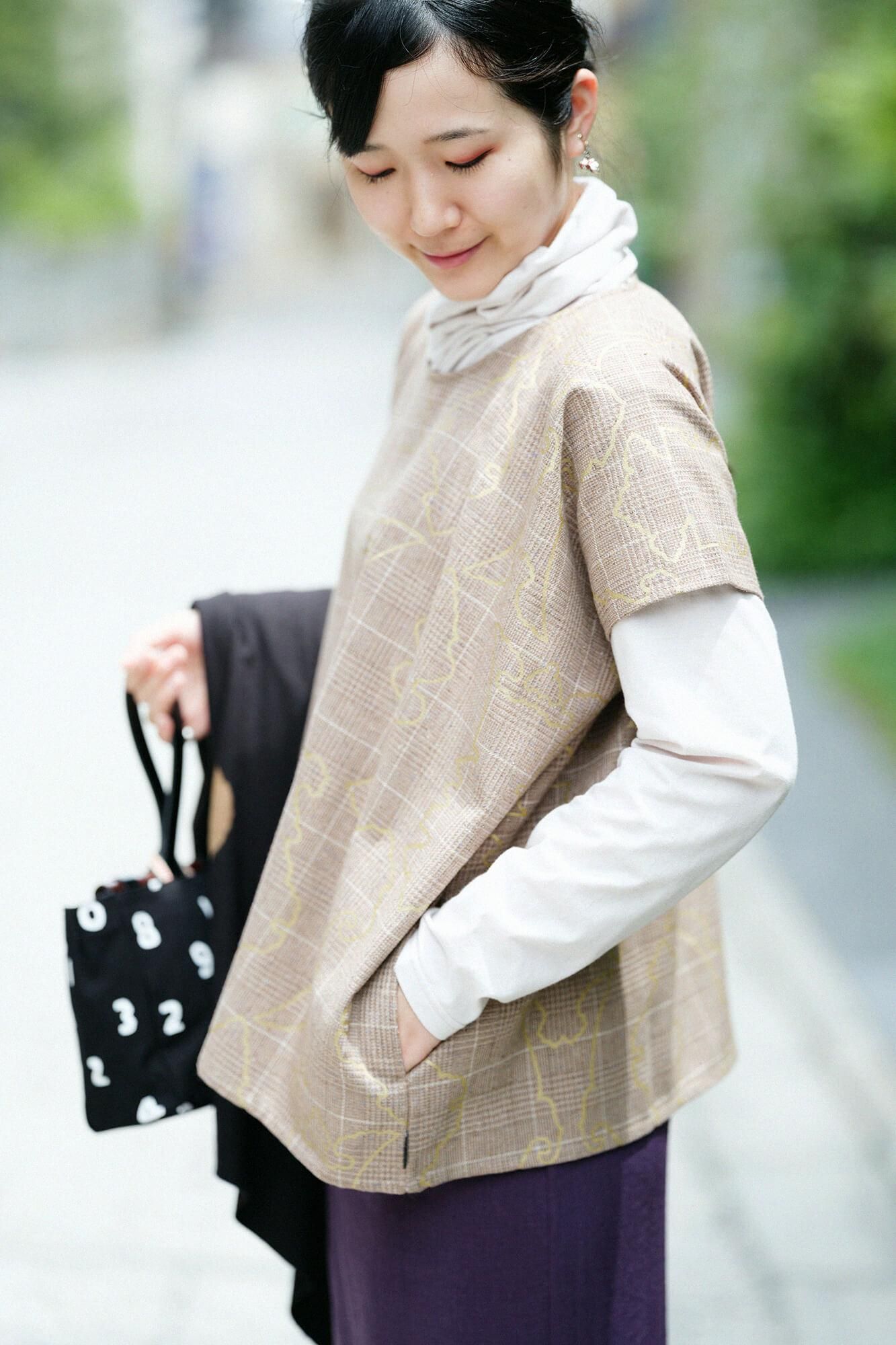 千鸟格编织 (chidori goshiori)、方衣 (shikkui)/装饰金属配件 (soshoku kanagu) 和空白 (yohaku)、柴染多节石南花 (fushizomeiro fushimoku)