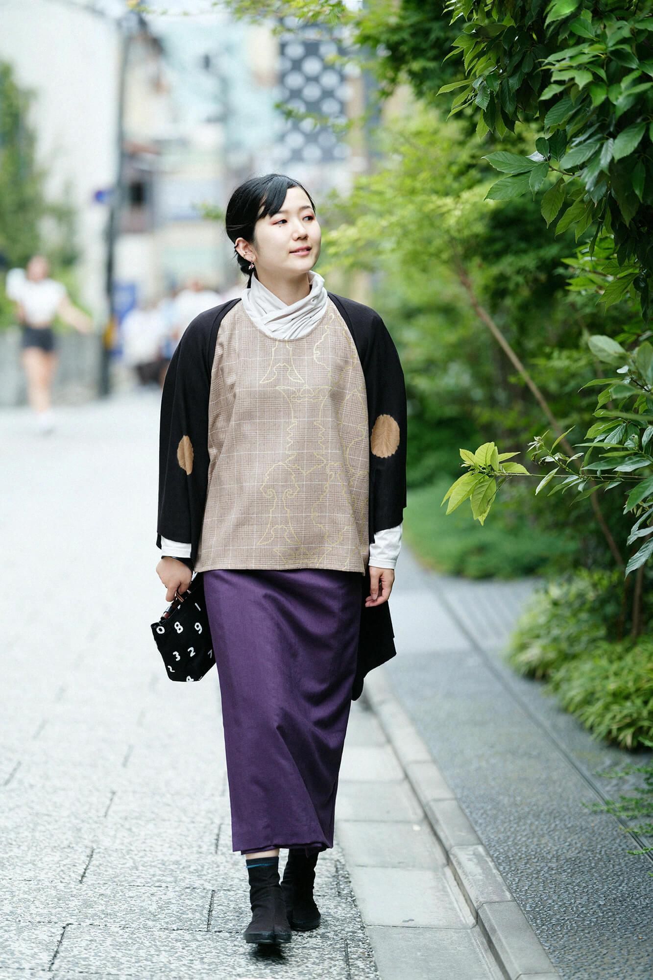 千鸟格编织 (chidori goshiori)、方衣 (shikkui)/装饰金属配件 (soshoku kanagu) 和空白 (yohaku)、柴染多节石南花 (fushizomeiro fushimoku)