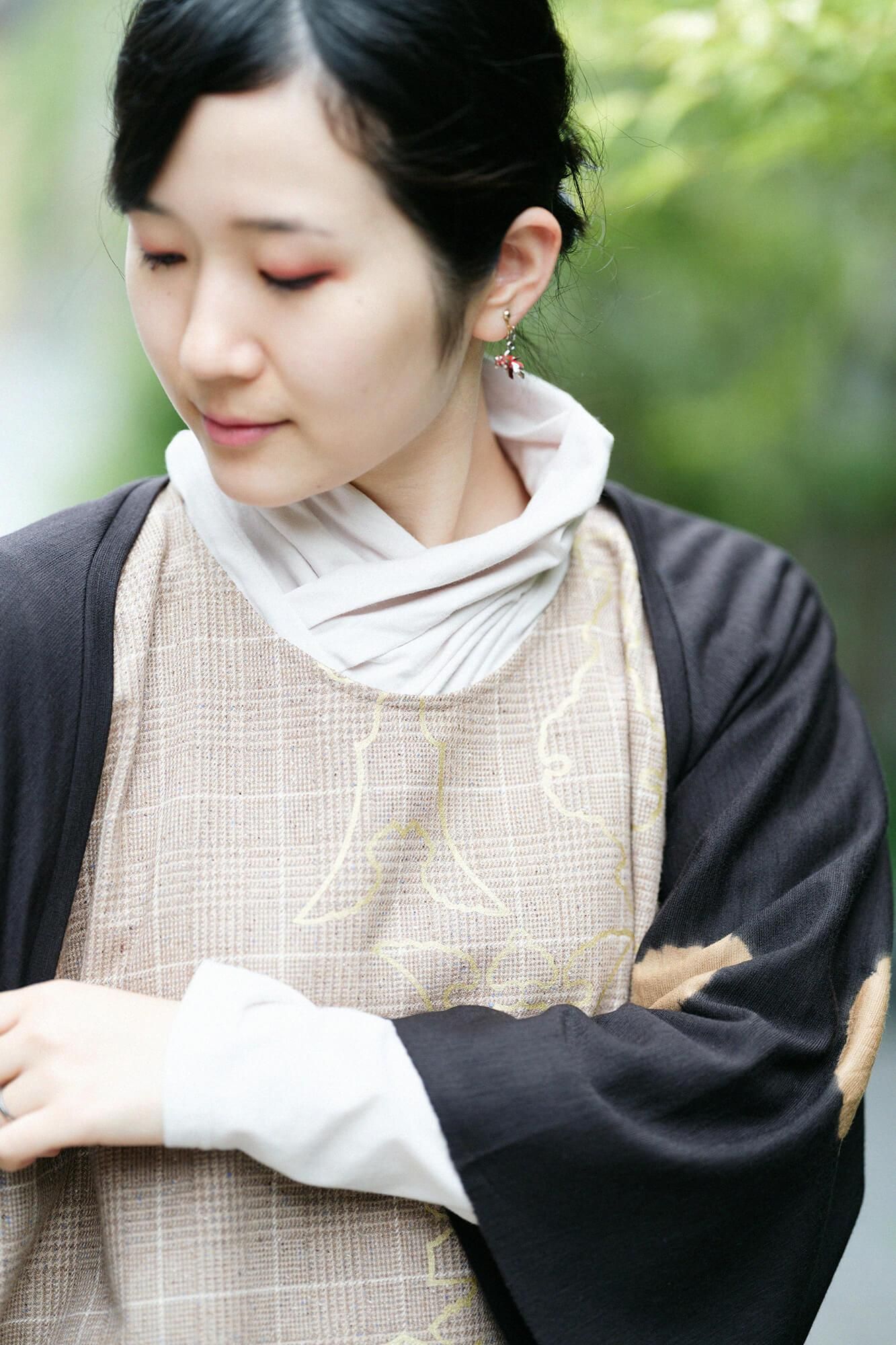 千鸟格编织 (chidori goshiori)、方衣 (shikkui)/装饰金属配件 (soshoku kanagu) 和空白 (yohaku)、柴染多节石南花 (fushizomeiro fushimoku)