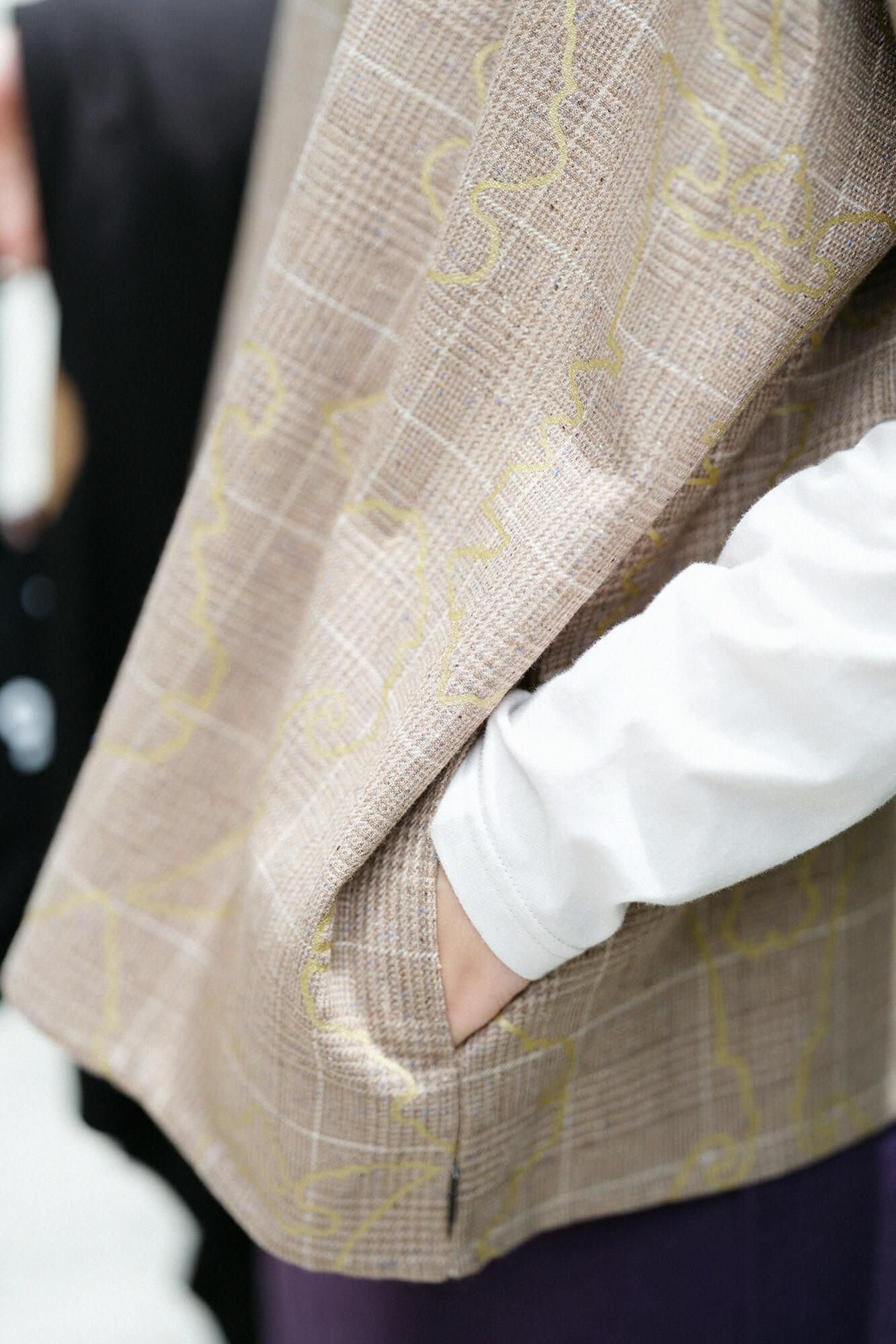 千鸟格编织 (chidori goshiori)、方衣 (shikkui)/装饰金属配件 (soshoku kanagu) 和空白 (yohaku)、柴染多节石南花 (fushizomeiro fushimoku)