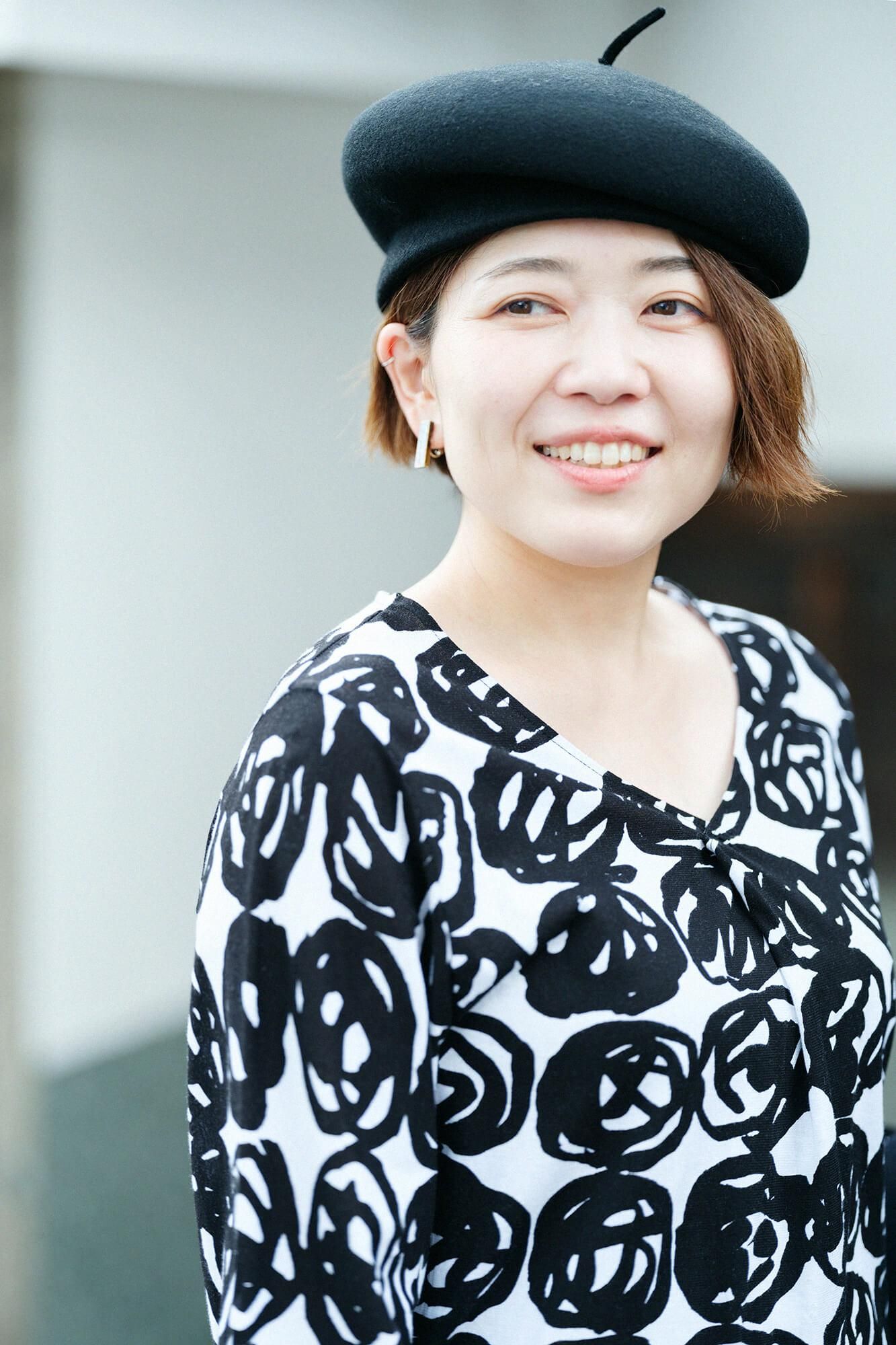 圓弧袖褶領上衣/松果