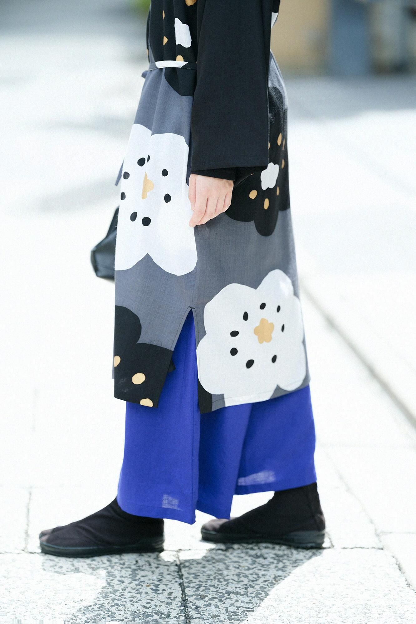 モスリン 薙刀かり衣(なぎなたかりごろも)/濡羽色(ぬればいろ)×ほほえみ 濃灰(こいはい)