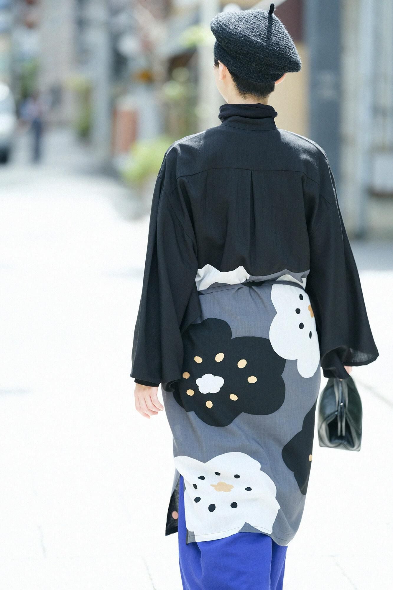 モスリン 薙刀かり衣(なぎなたかりごろも)/濡羽色(ぬればいろ)×ほほえみ 濃灰(こいはい)