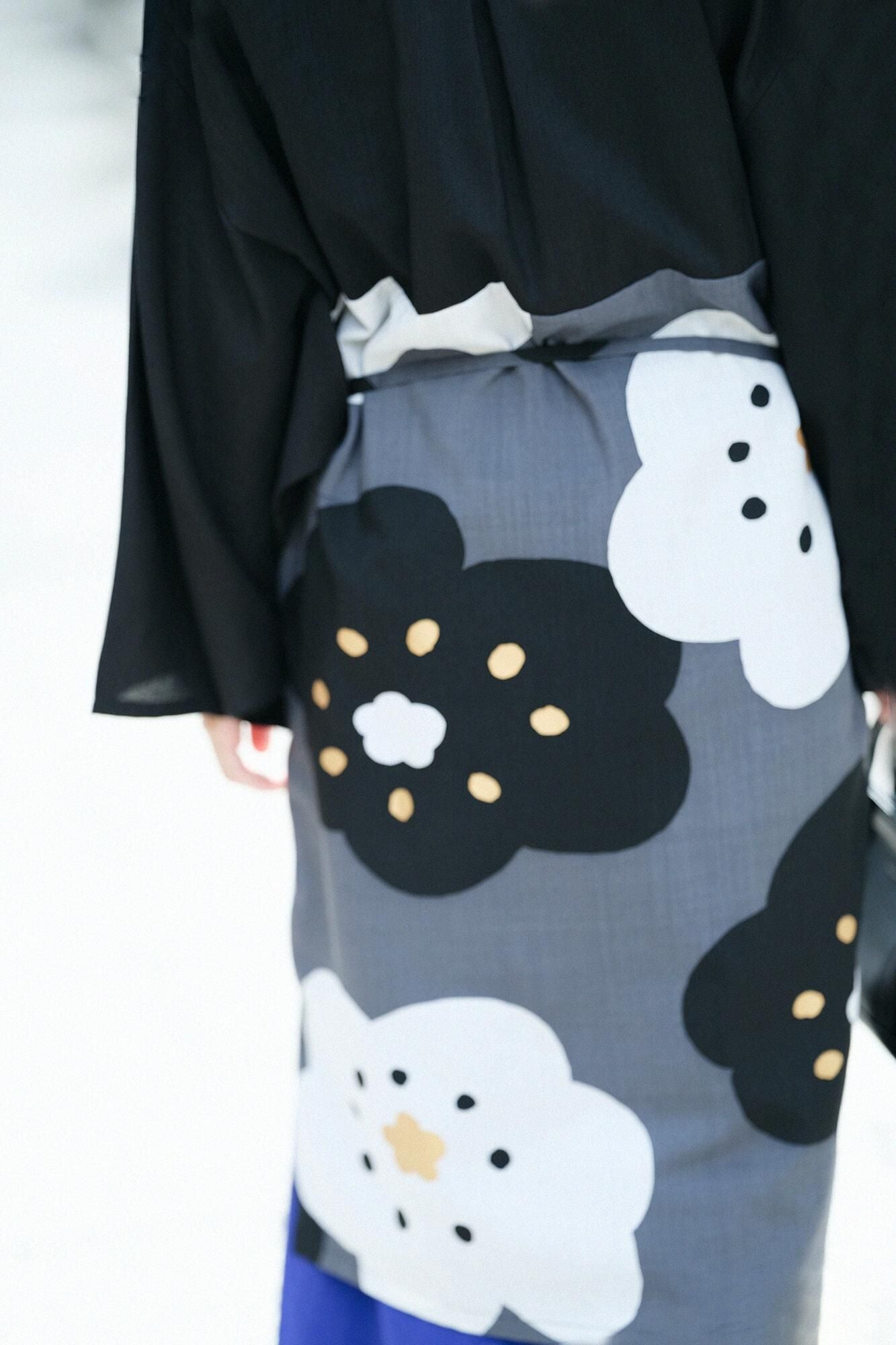 モスリン 薙刀かり衣(なぎなたかりごろも)/濡羽色(ぬればいろ)×ほほえみ 濃灰(こいはい)