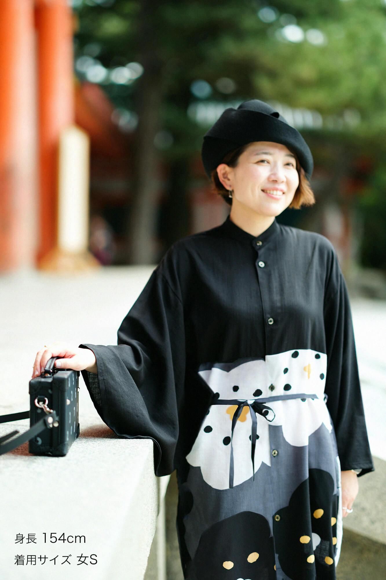 モスリン 薙刀かり衣(なぎなたかりごろも)/濡羽色(ぬればいろ)×ほほえみ 濃灰(こいはい)