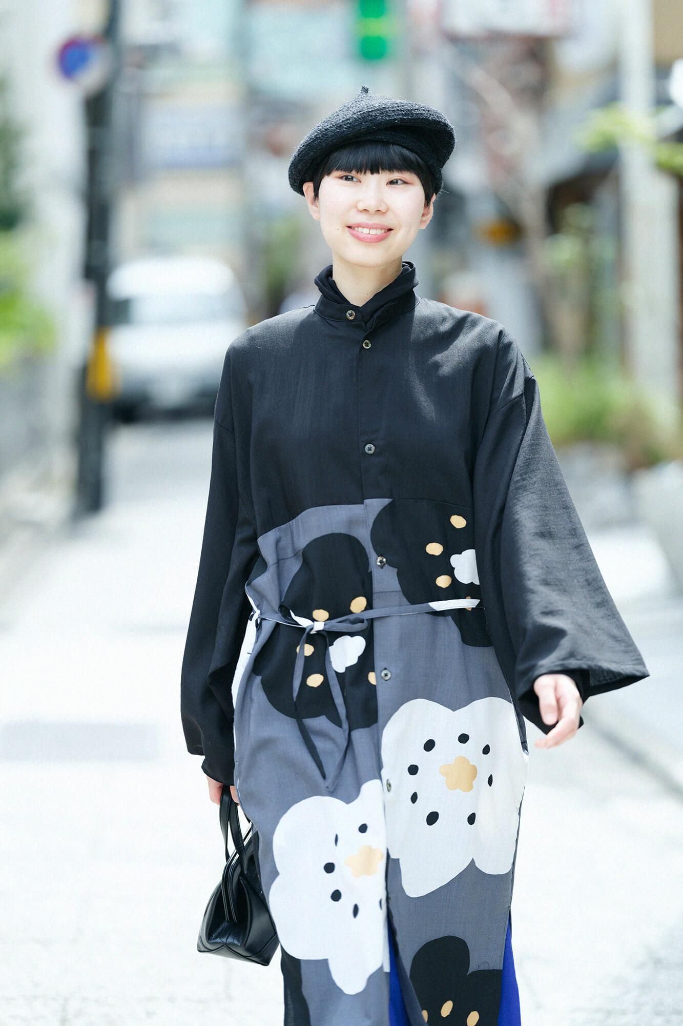 モスリン 薙刀かり衣(なぎなたかりごろも)/濡羽色(ぬればいろ)×ほほえみ 濃灰(こいはい)