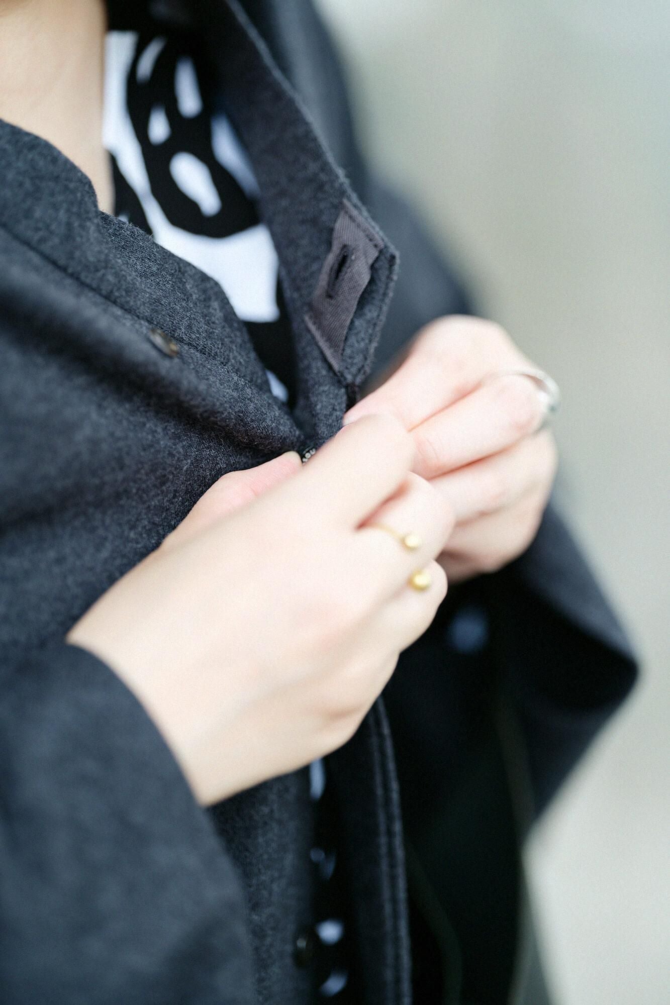 梳毛 針織圓弧袖襯衫 細領 短版/灰墨色