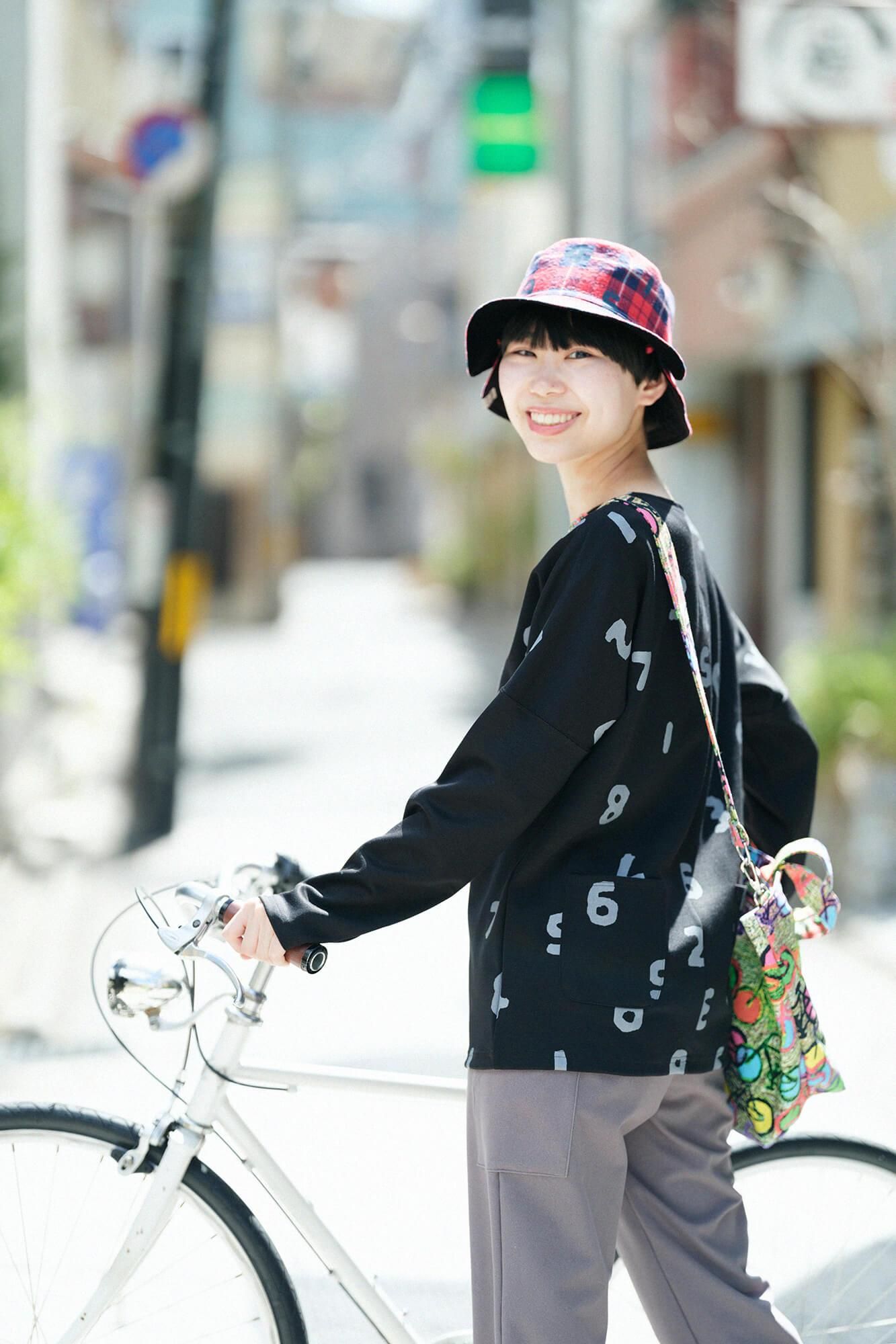 【net限定】ダンボールニット 型ぬき長袖Tシャツ/SO-SU-U上下(しょうか) 濡羽色(ぬればいろ)