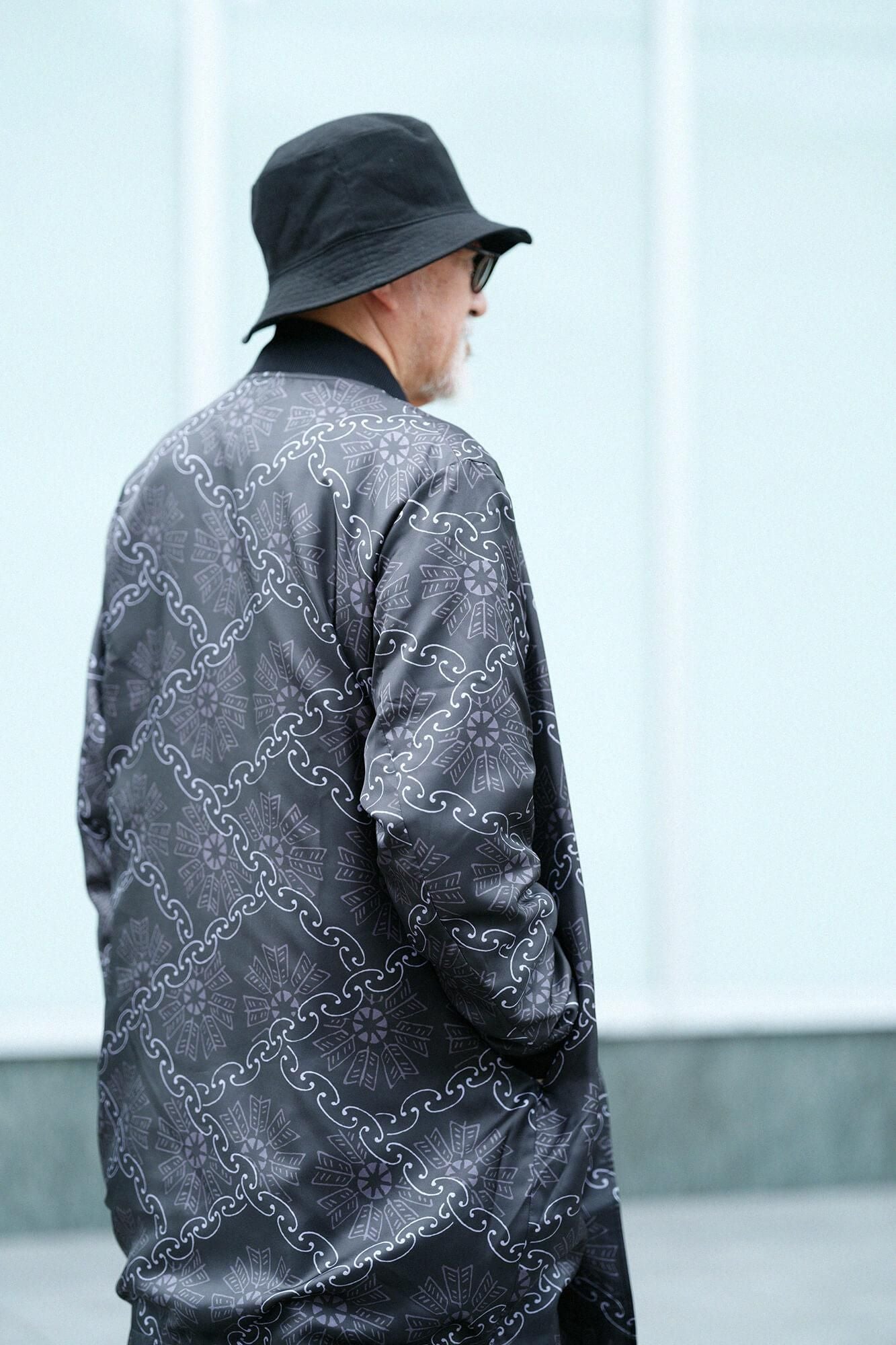 【net限定】リバーシブルブルゾン/濡羽色(ぬればいろ)×環繋ぎ矢車文(かんつなぎやぐるまもん) 写し(うつし)