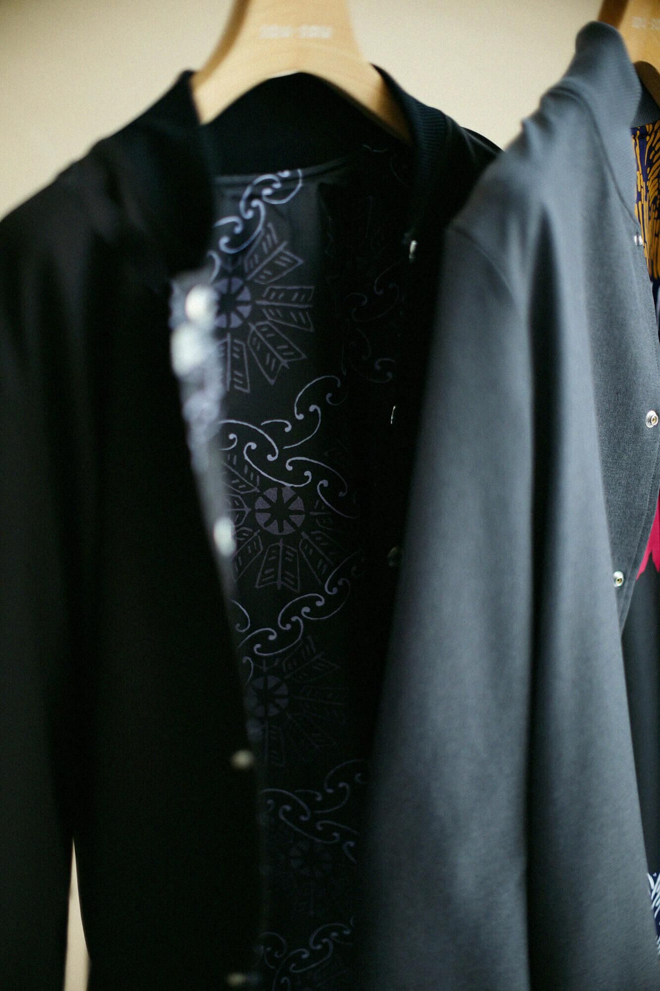 【net限定】リバーシブルブルゾン/濡羽色(ぬればいろ)×環繋ぎ矢車文(かんつなぎやぐるまもん) 写し(うつし)