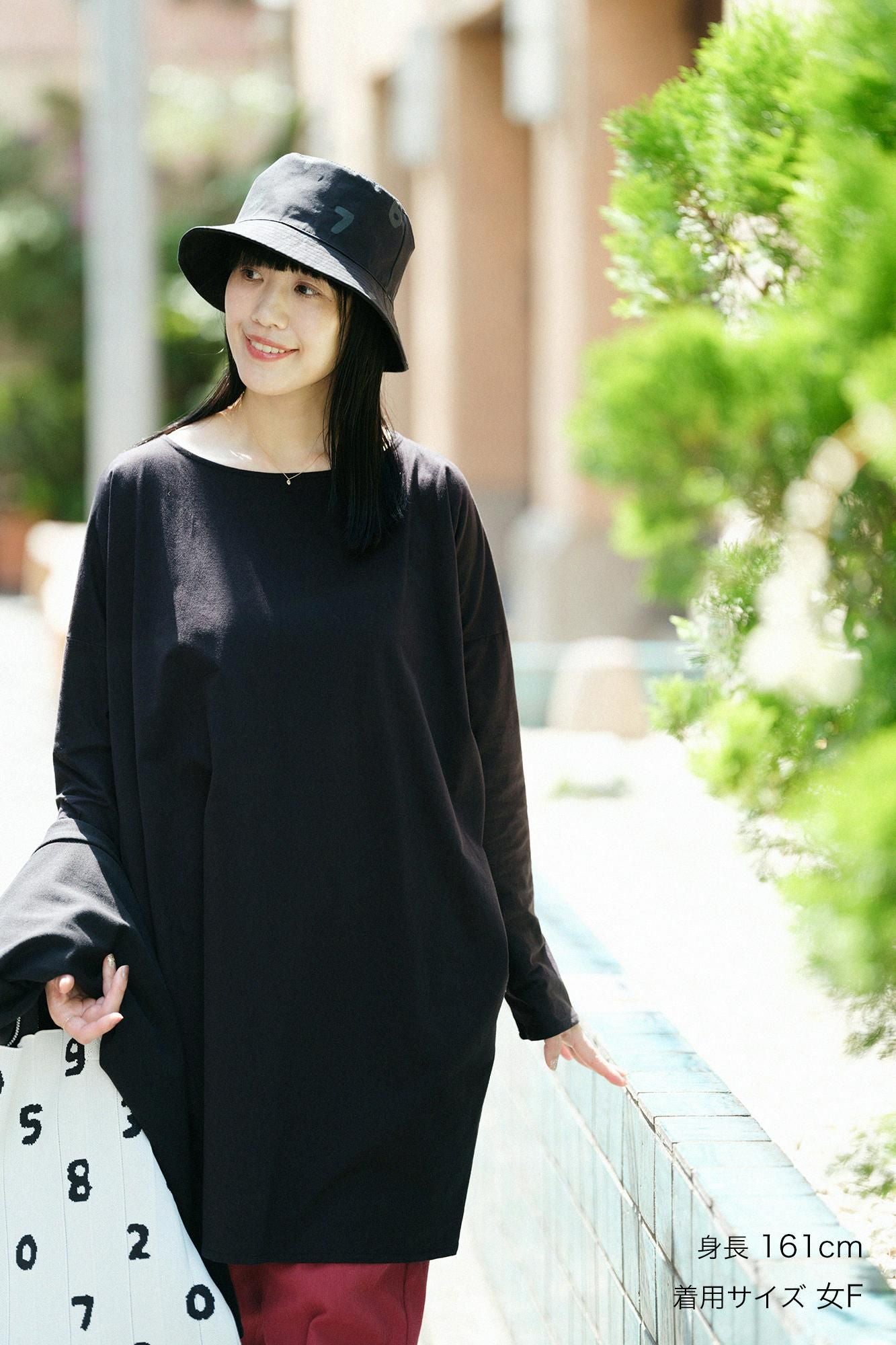 Extra lange L/S-Tunika aus Baumwolle mit U-Boot-Ausschnitt/Nassfarbe