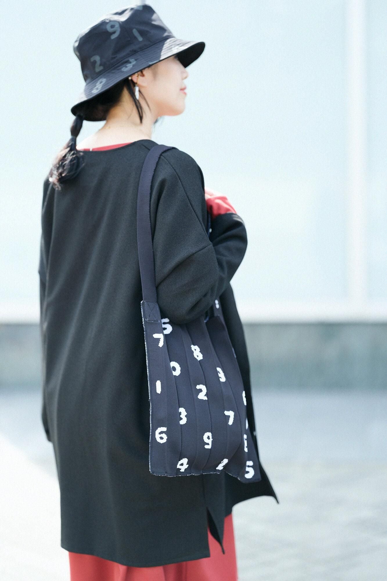 多樣織V領 輕型外套/黑色