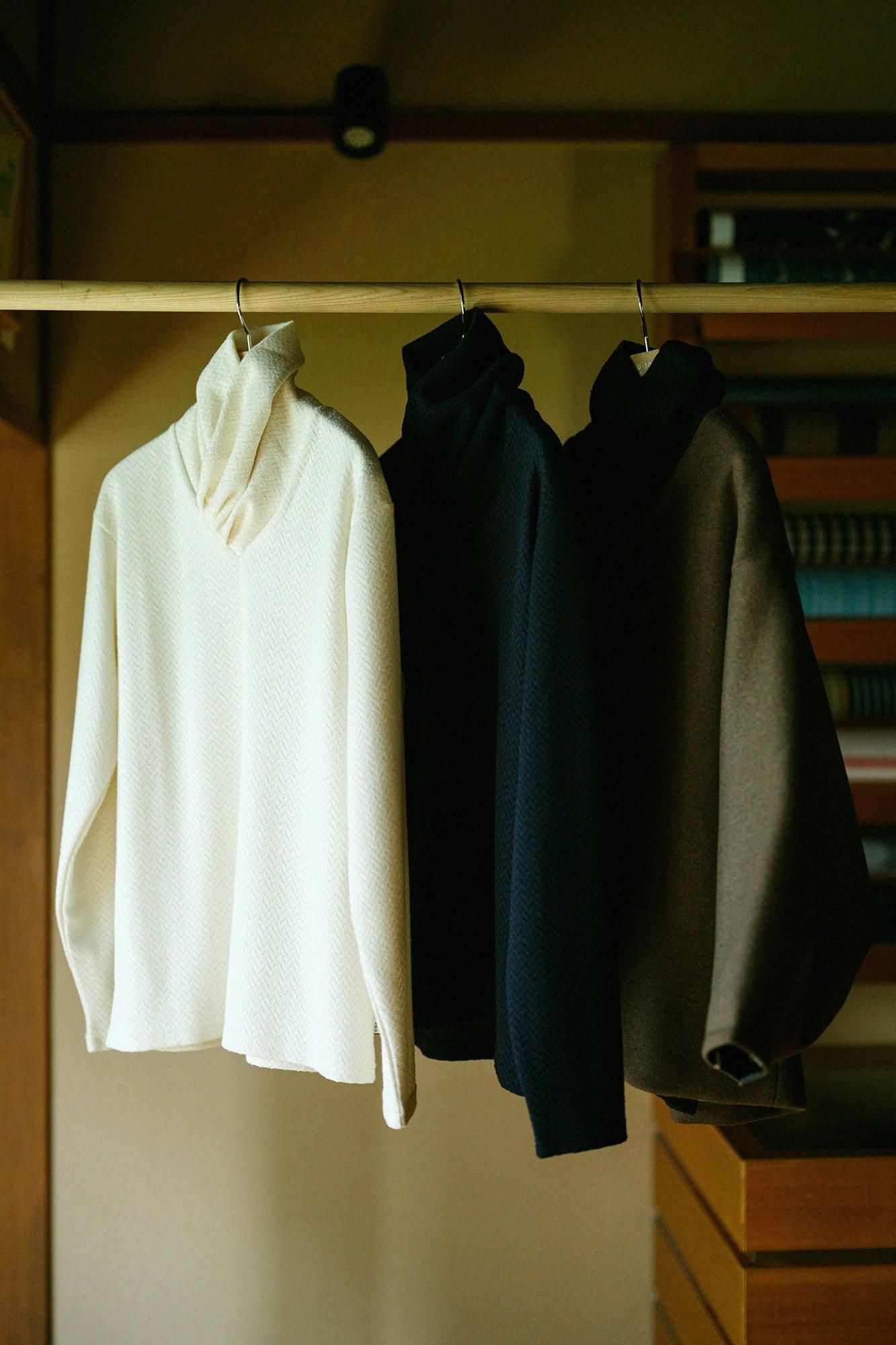 【官網限定】人字形斜紋織高領上衣/暗藍色