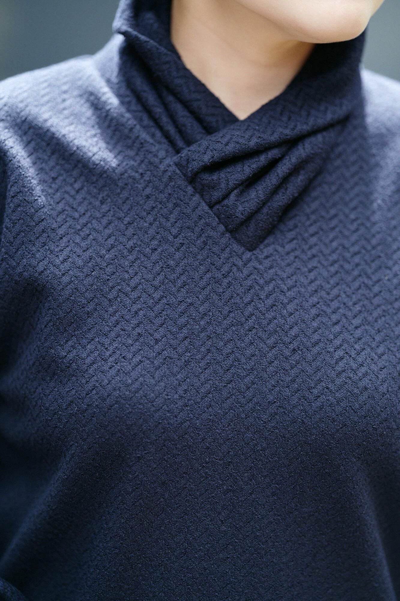 【官網限定】人字形斜紋織高領上衣/暗藍色