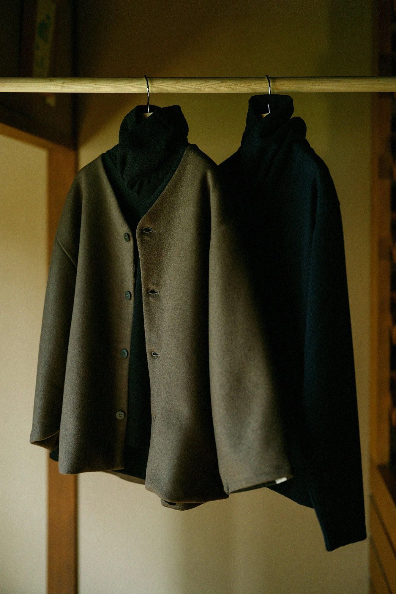 【官網限定】人字形斜紋織高領上衣/黑色