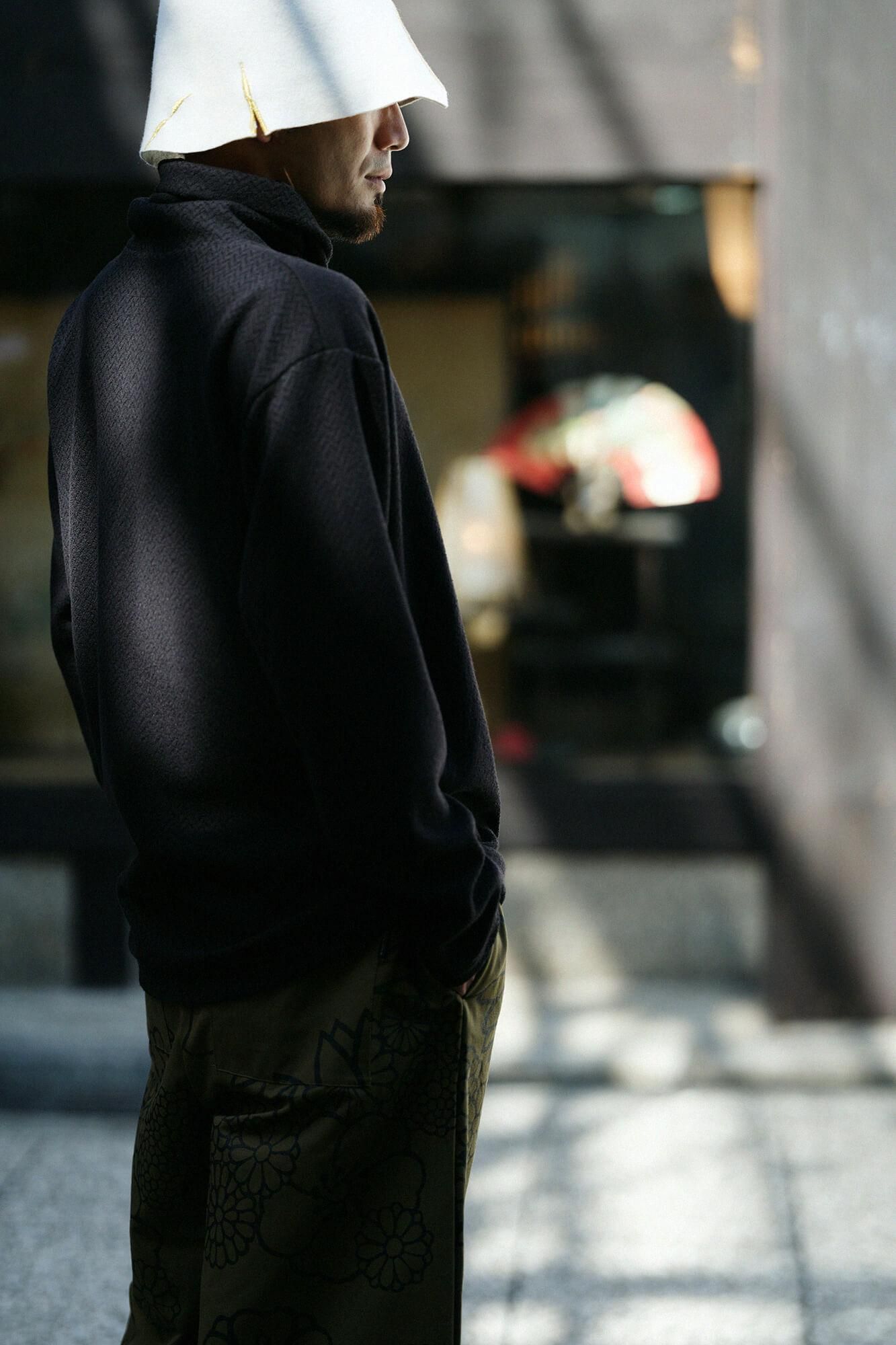 【官網限定】人字形斜紋織高領上衣/黑色