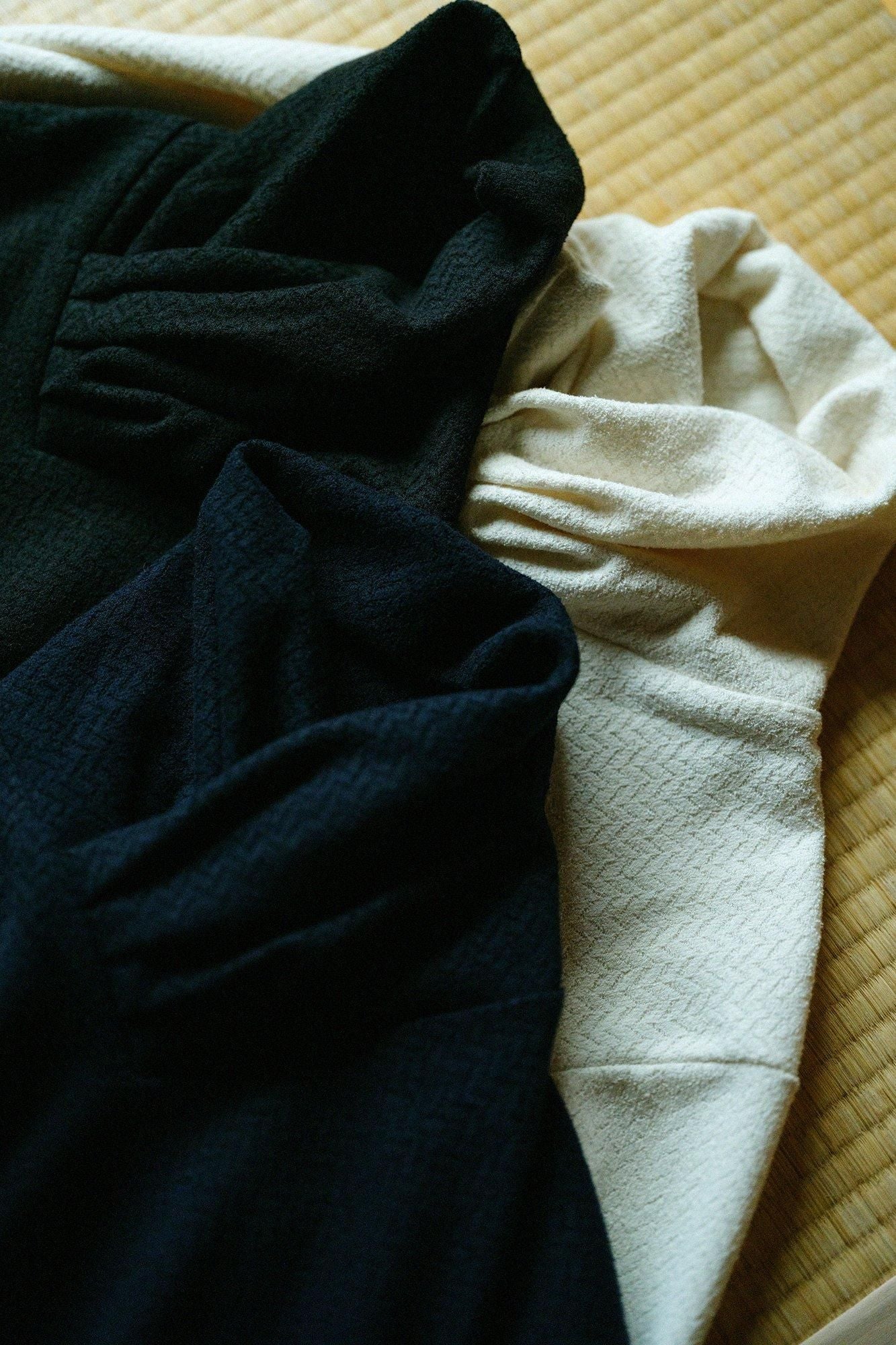 【官網限定】人字形斜紋織高領上衣/黑色