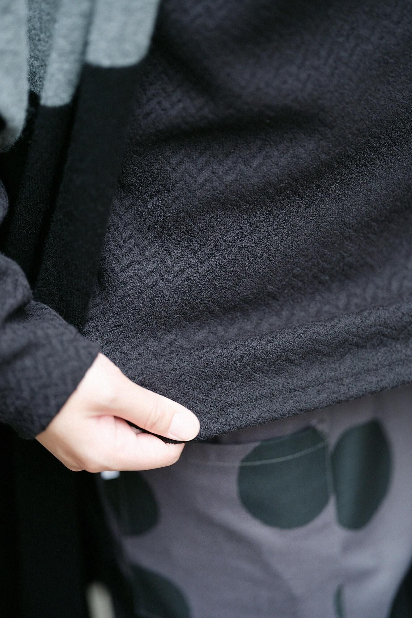 【官網限定】人字形斜紋織高領上衣/黑色