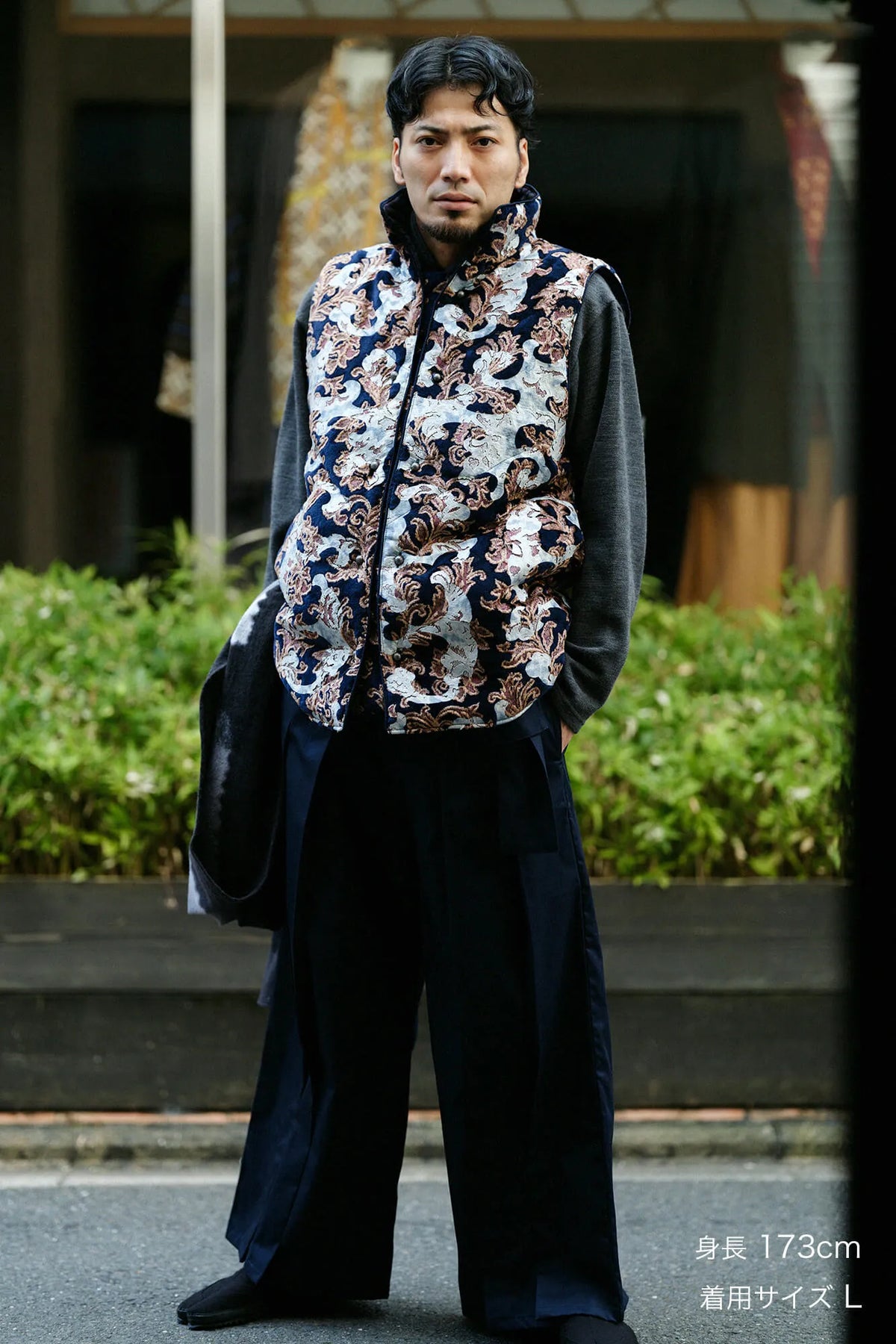 Moket Jinbaori (veste de cérémonie en textile traditionnel) Naka-wata-awase / Yamadodō (motif de montagnes en colère) Nōkon (bleu profond)