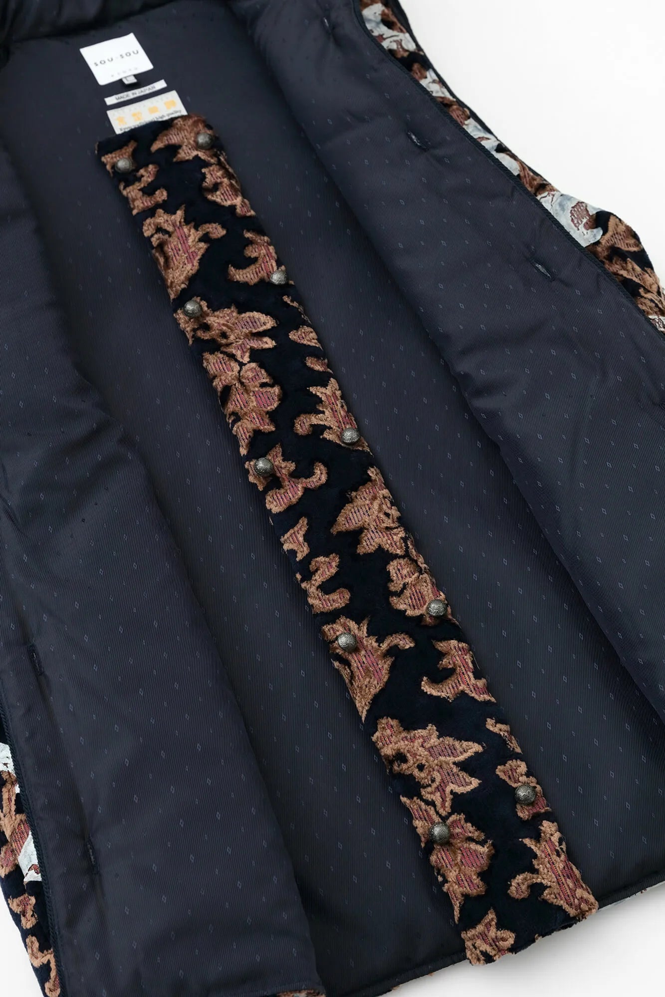 Moket Jinbaori (veste de cérémonie en textile traditionnel) Naka-wata-awase / Yamadodō (motif de montagnes en colère) Nōkon (bleu profond)