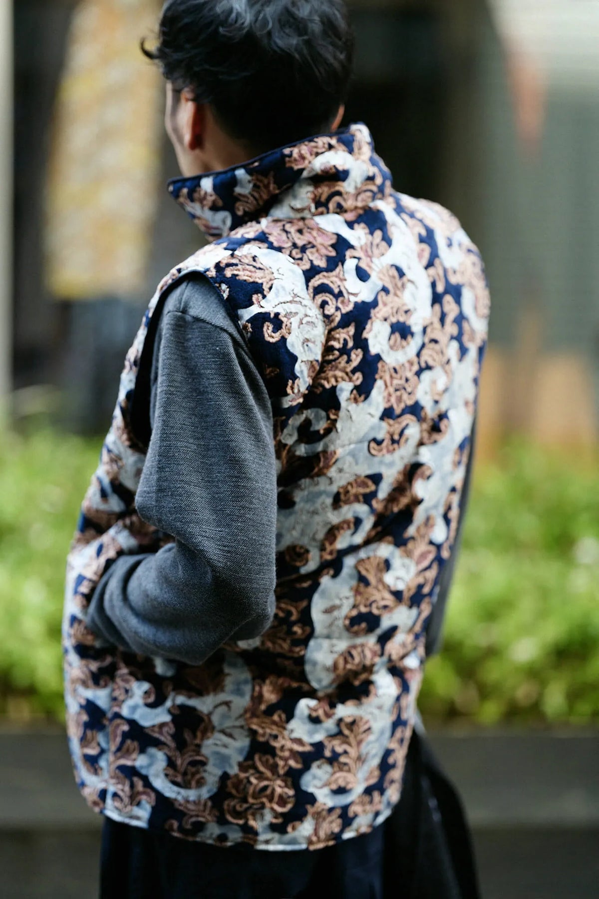 Moket Jinbaori (veste de cérémonie en textile traditionnel) Naka-wata-awase / Yamadodō (motif de montagnes en colère) Nōkon (bleu profond)