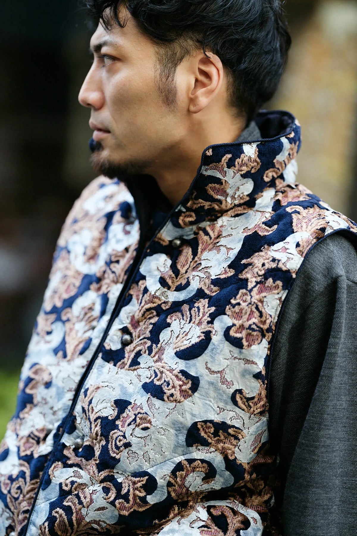 Moket Jinbaori (veste de cérémonie en textile traditionnel) Naka-wata-awase / Yamadodō (motif de montagnes en colère) Nōkon (bleu profond)