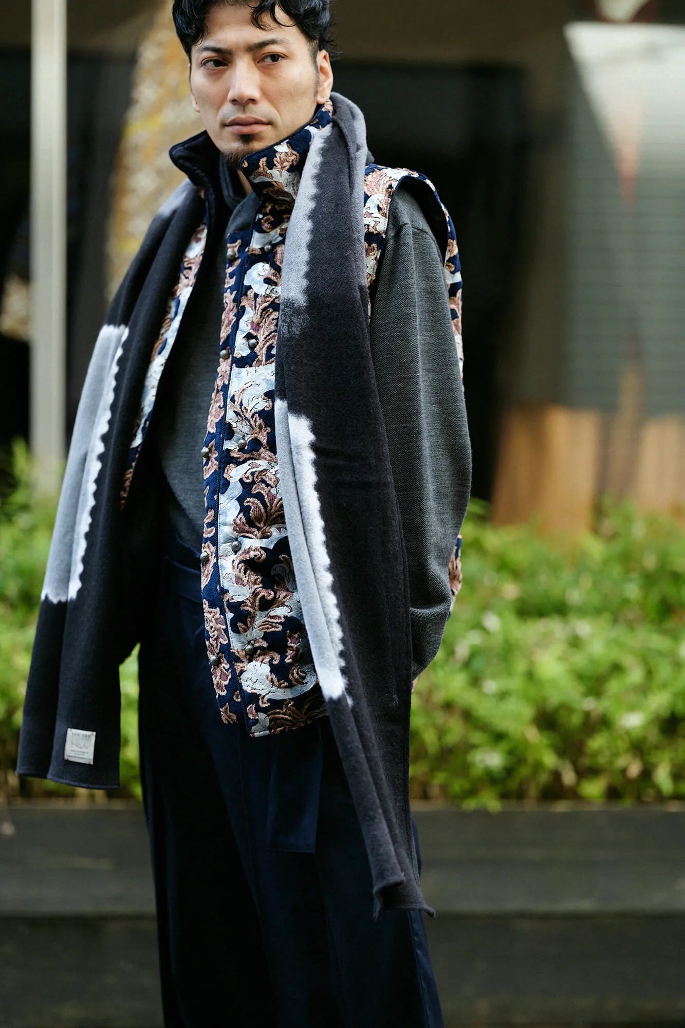 Moket Jinbaori (veste de cérémonie en textile traditionnel) Naka-wata-awase / Yamadodō (motif de montagnes en colère) Nōkon (bleu profond)