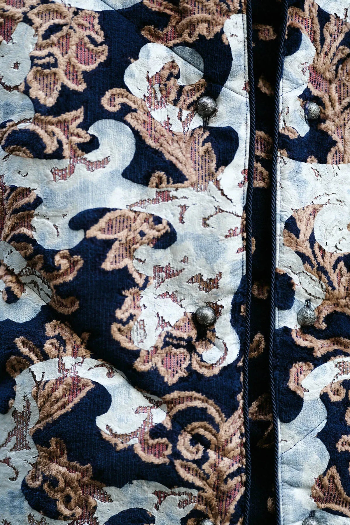 Moket Jinbaori (veste de cérémonie en textile traditionnel) Naka-wata-awase / Yamadodō (motif de montagnes en colère) Nōkon (bleu profond)