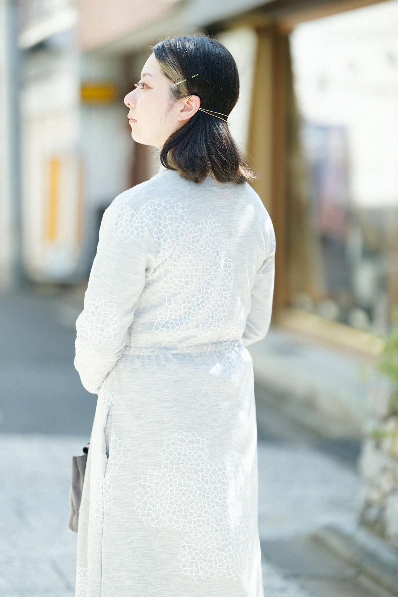 梳毛 雙面編 狹風靡 和服領長版洋裝/雲間菊 淡灰色