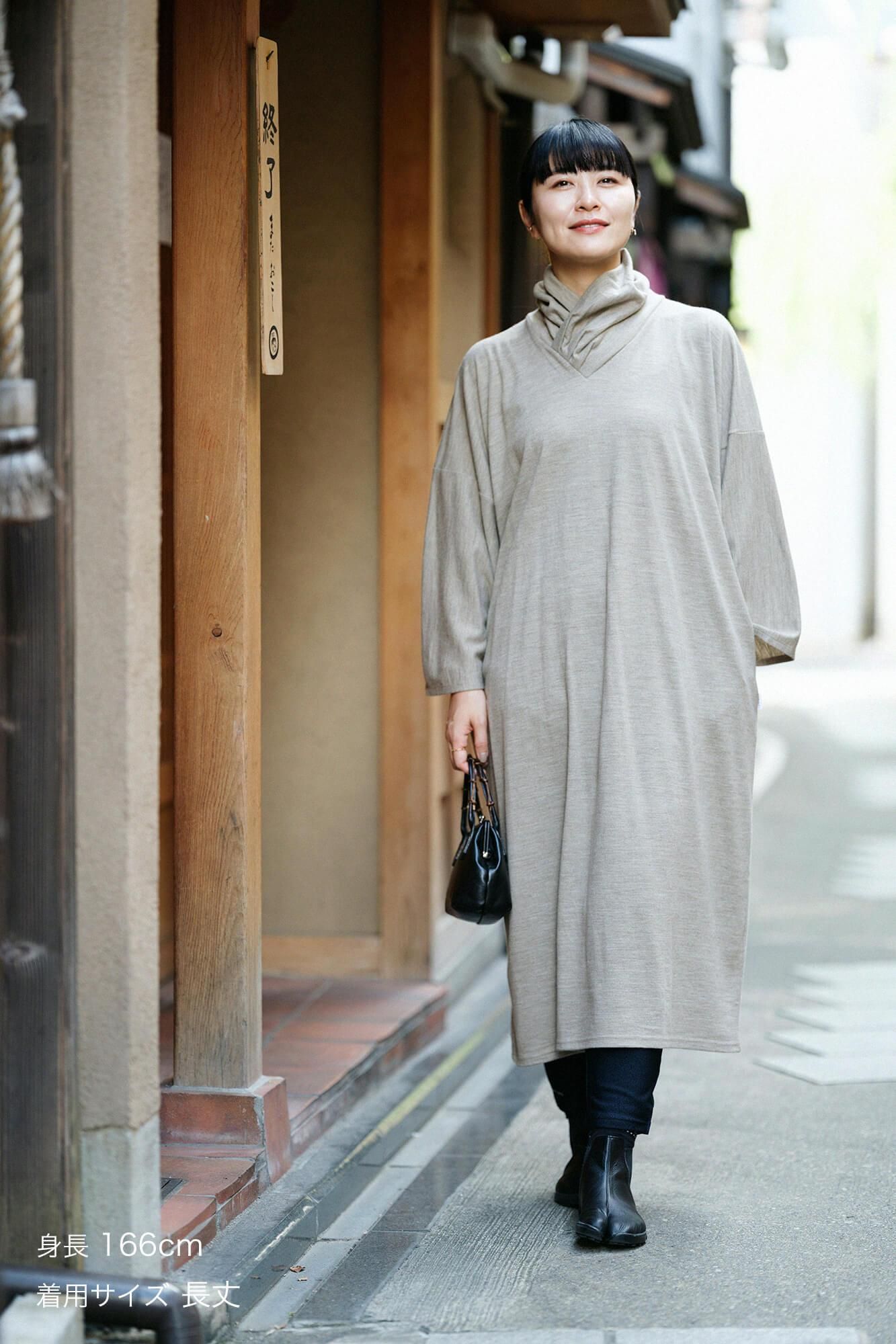 梳毛針織高領圓弧袖長方形洋裝茅色