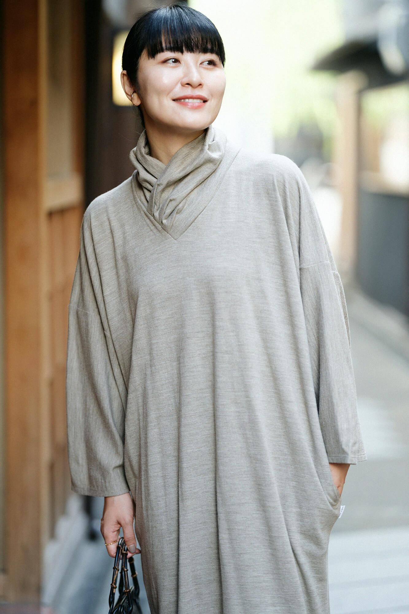 梳毛針織高領圓弧袖長方形洋裝茅色