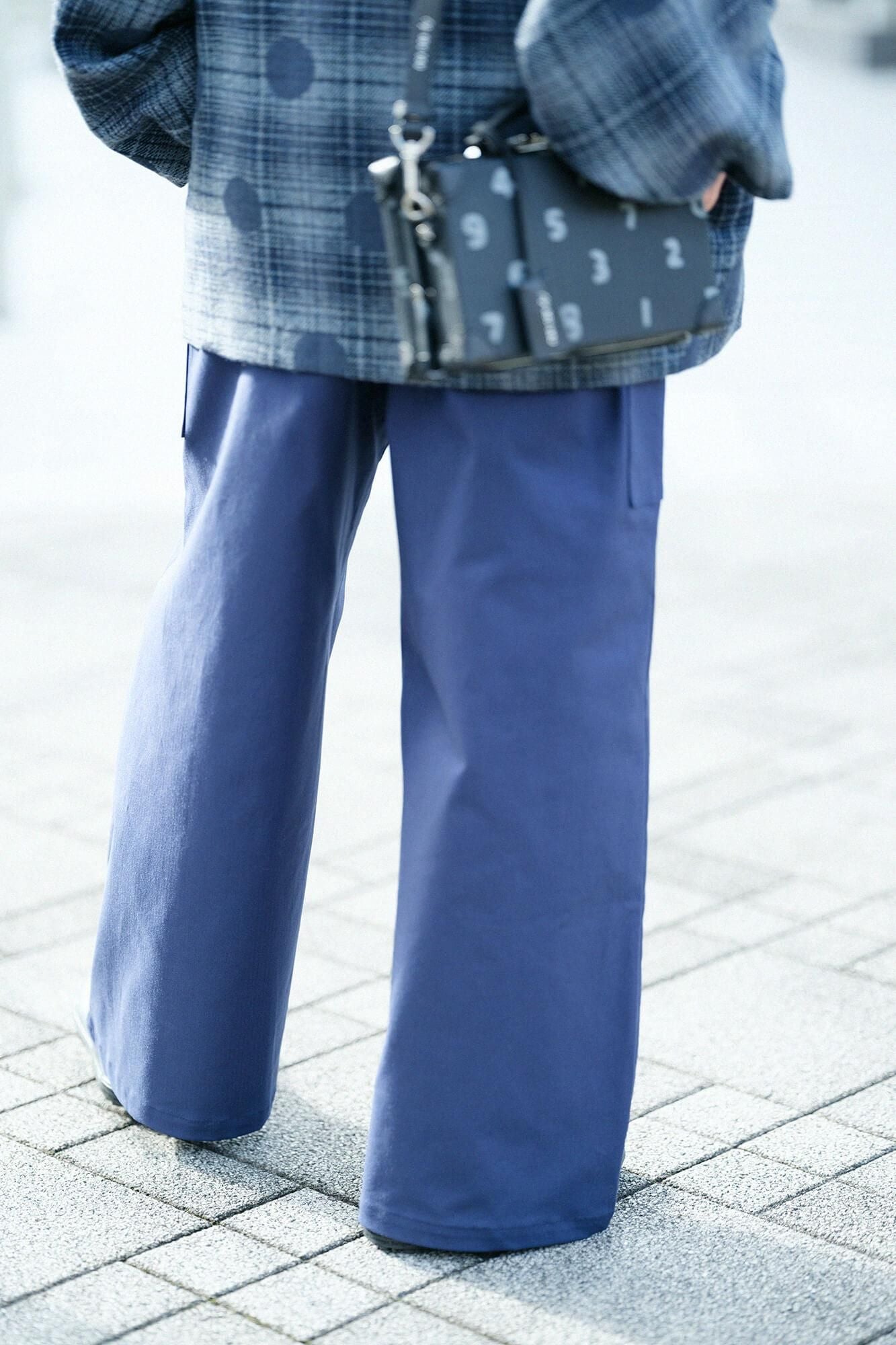 伸人字形斜紋織方袋寬褲/深藍色