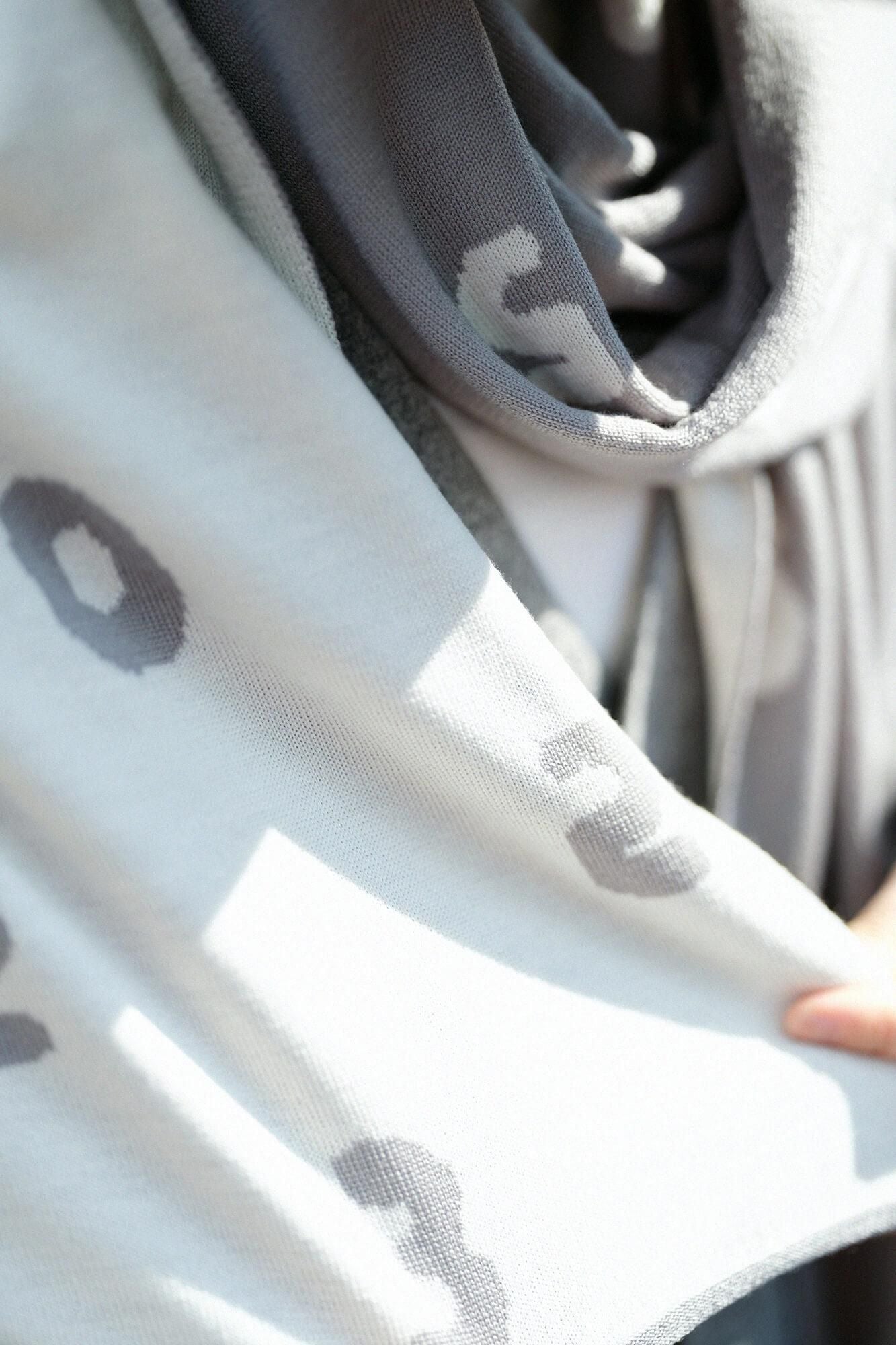 Super 140's Jacquard Muffler / SO-SU-U Grey