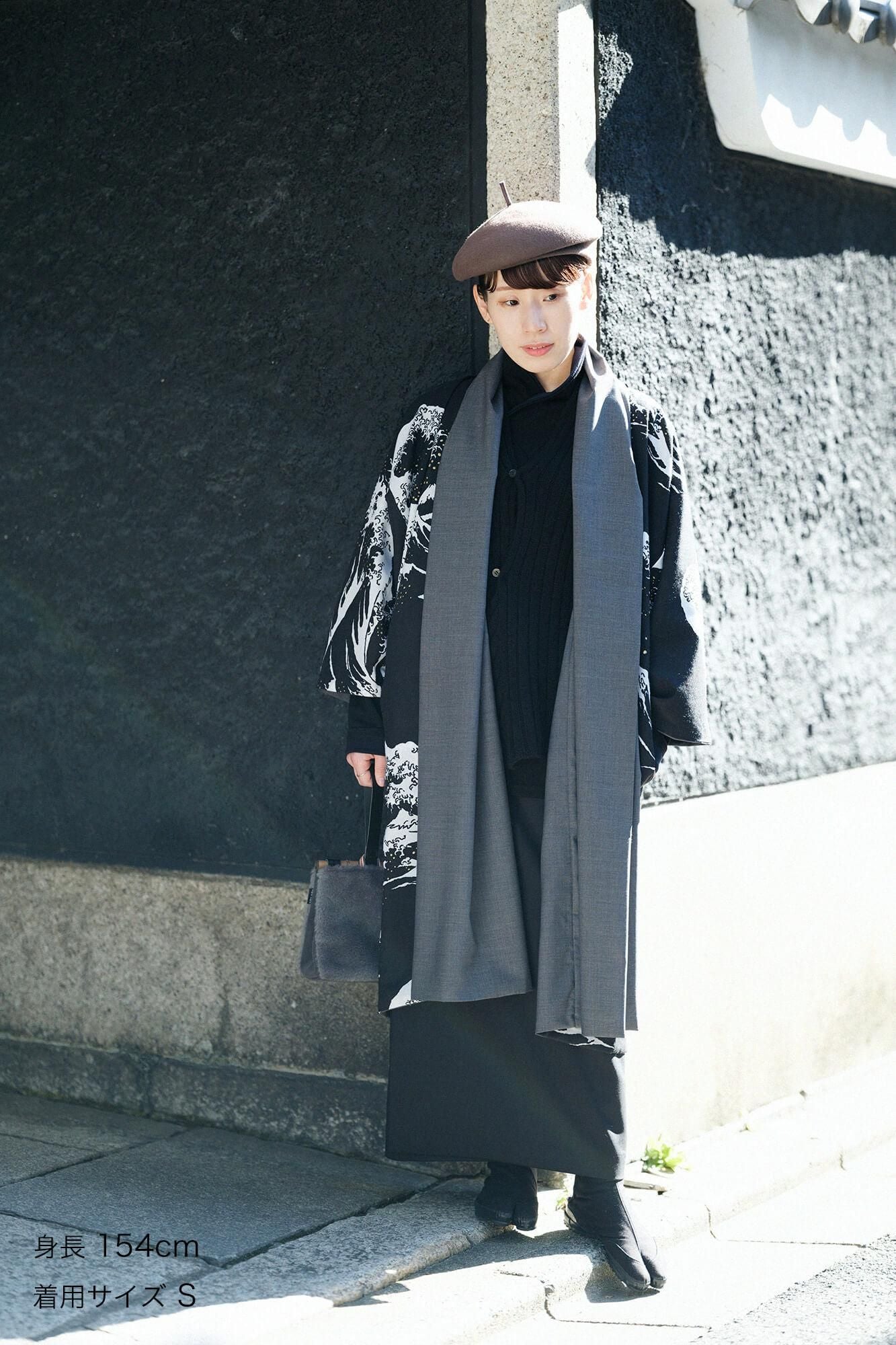 Reversible Combed Yarn × Muslin Wool Triangular Sleeve Coat / Dark Grey × Hokusai The Great Wave off Kanagawa-Recreation