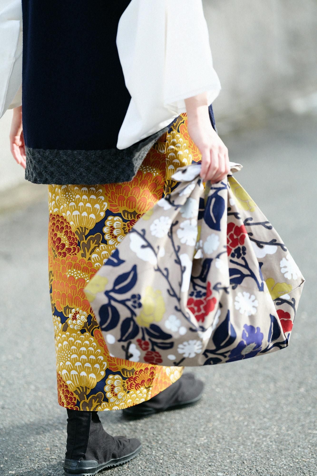 知多木綿 20/20 小巾折 穏(こはばおり おだやか)/雪持柳(ゆきもちやなぎ)に椿(つばき)