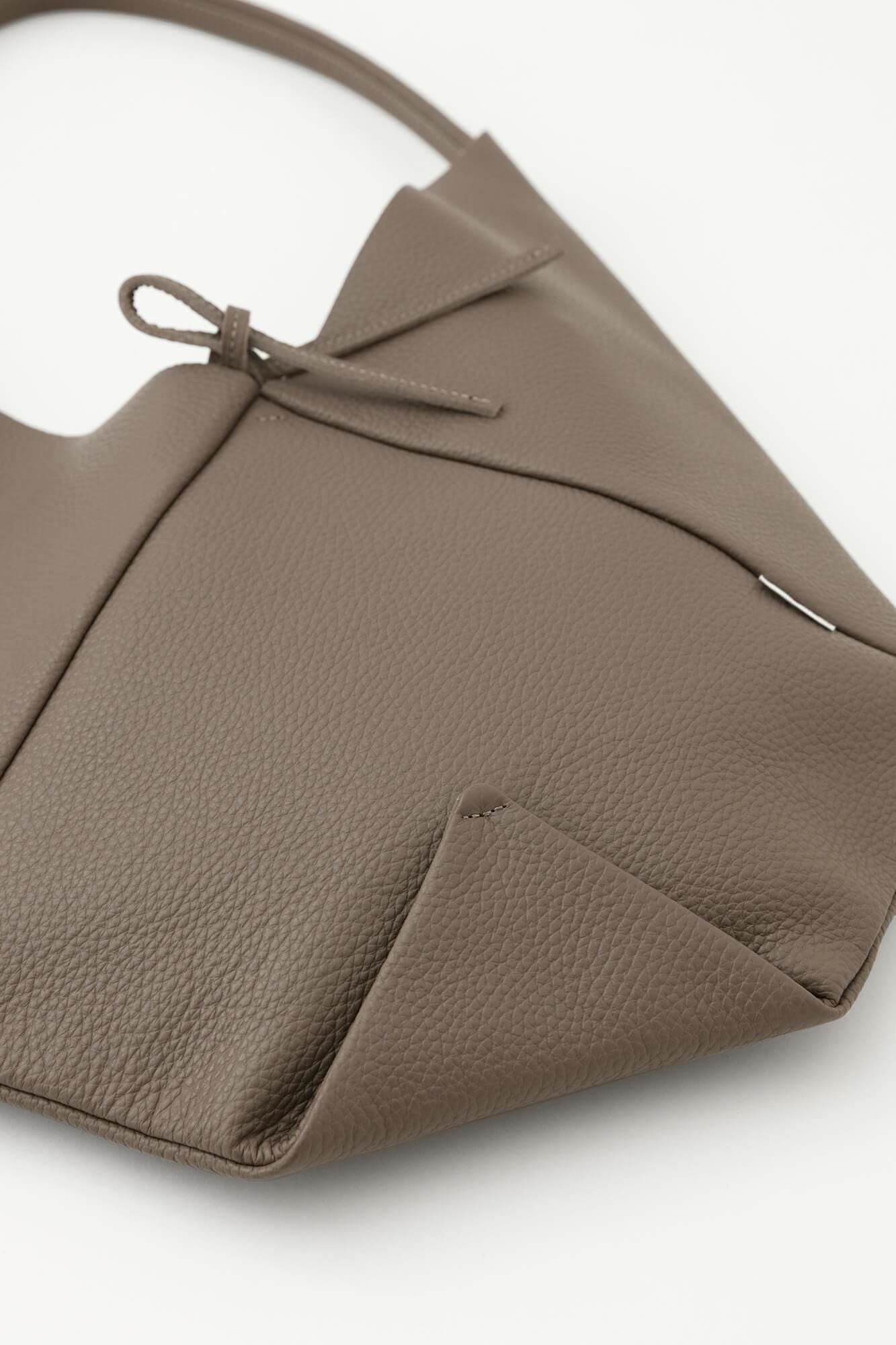 革穏(かわおだやか) 小(しょう) しぼ/茶鼠(ちゃねず)