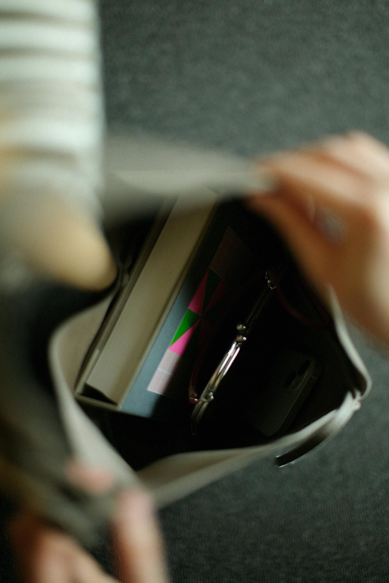 革穏(かわおだやか) 小(しょう) しぼ/茶鼠(ちゃねず)