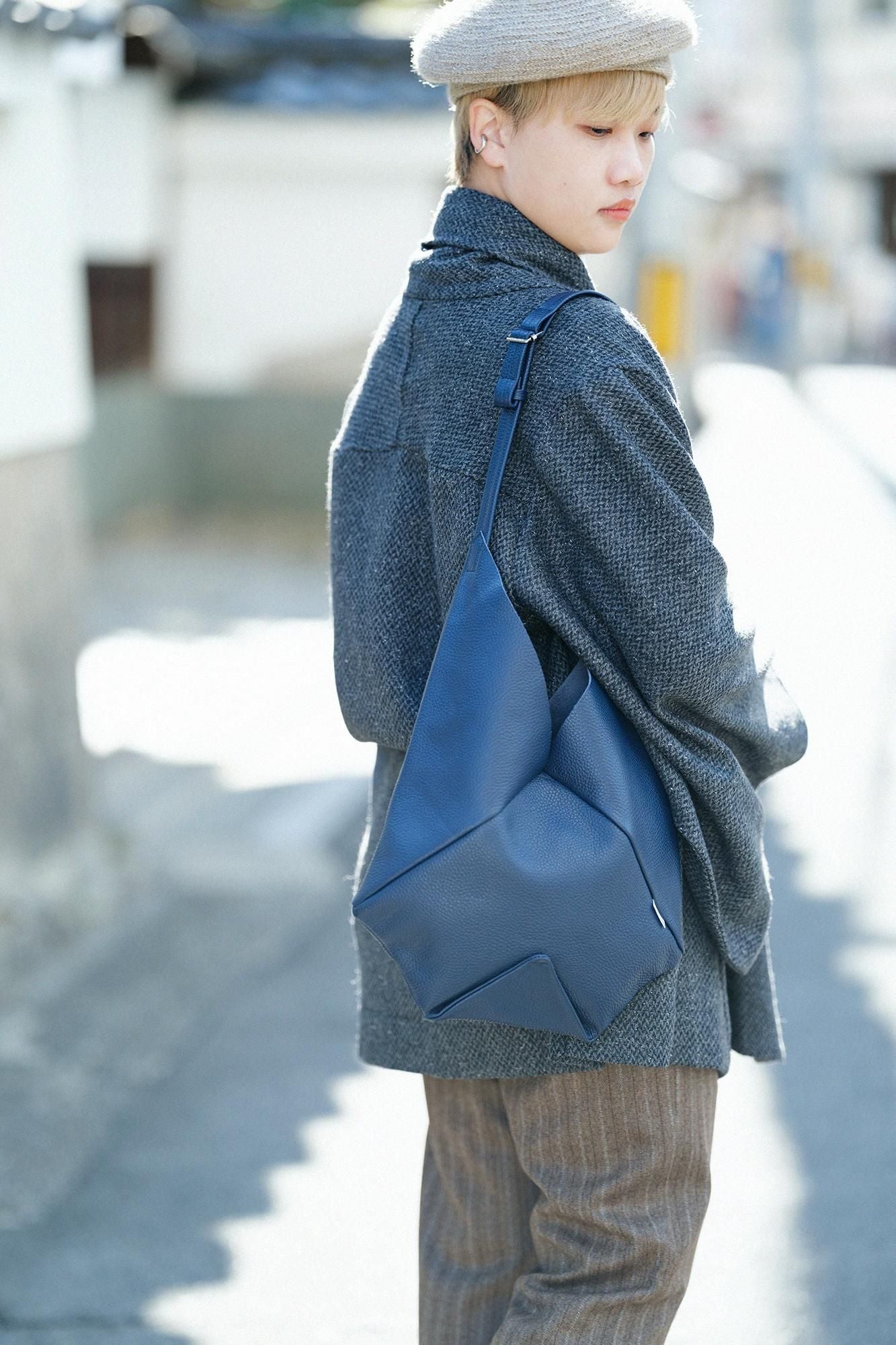 革穏(かわおだやか) 小(しょう) しぼ/紺青(こんじょう)