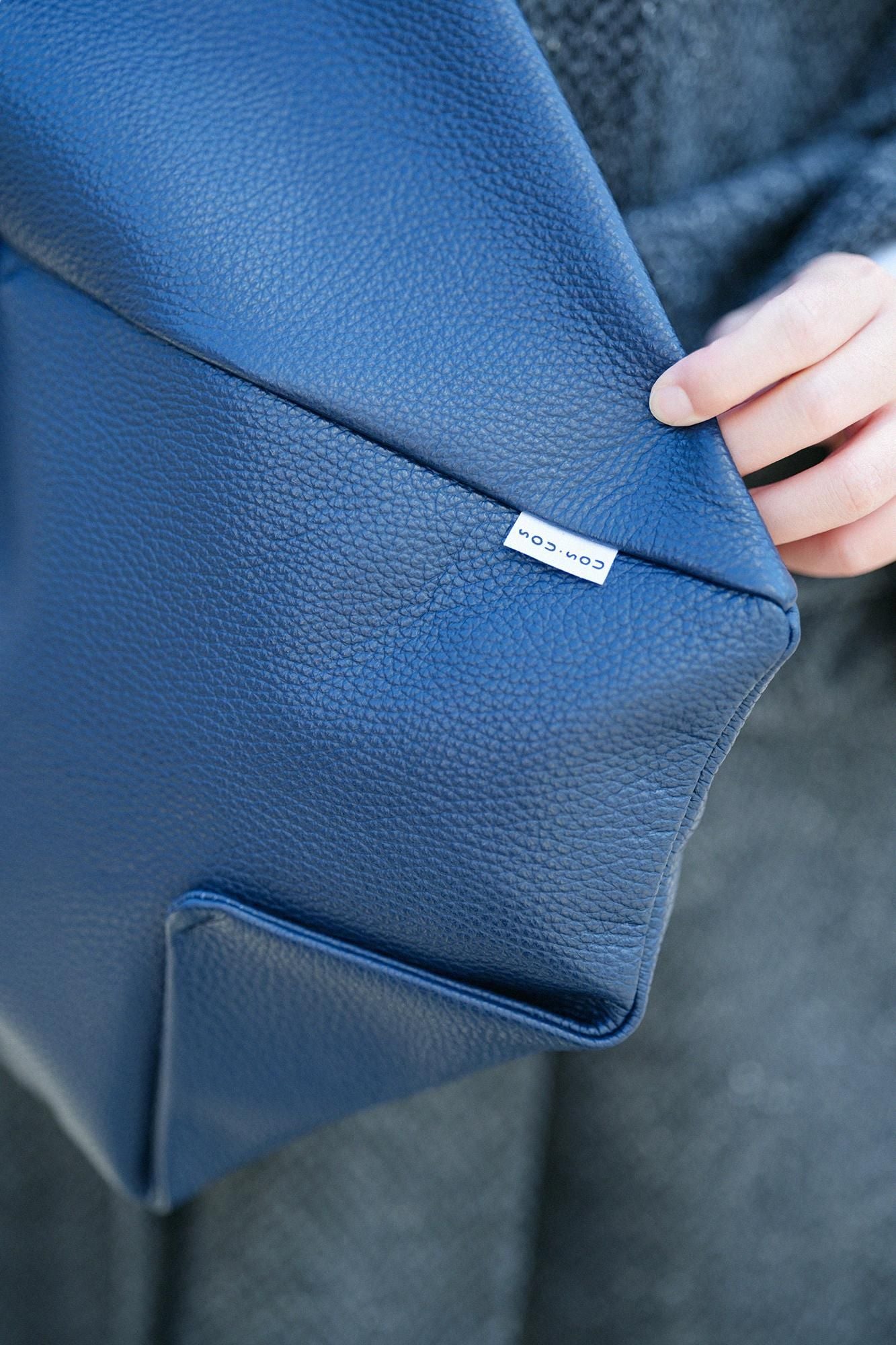 革穏(かわおだやか) 小(しょう) しぼ/紺青(こんじょう)