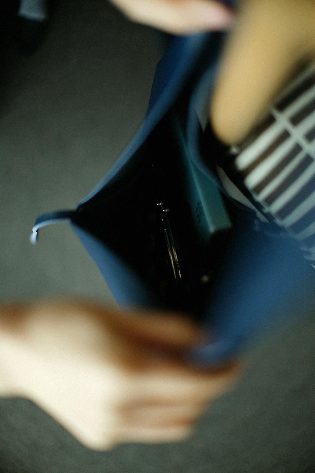 革穏(かわおだやか) 小(しょう) しぼ/紺青(こんじょう)